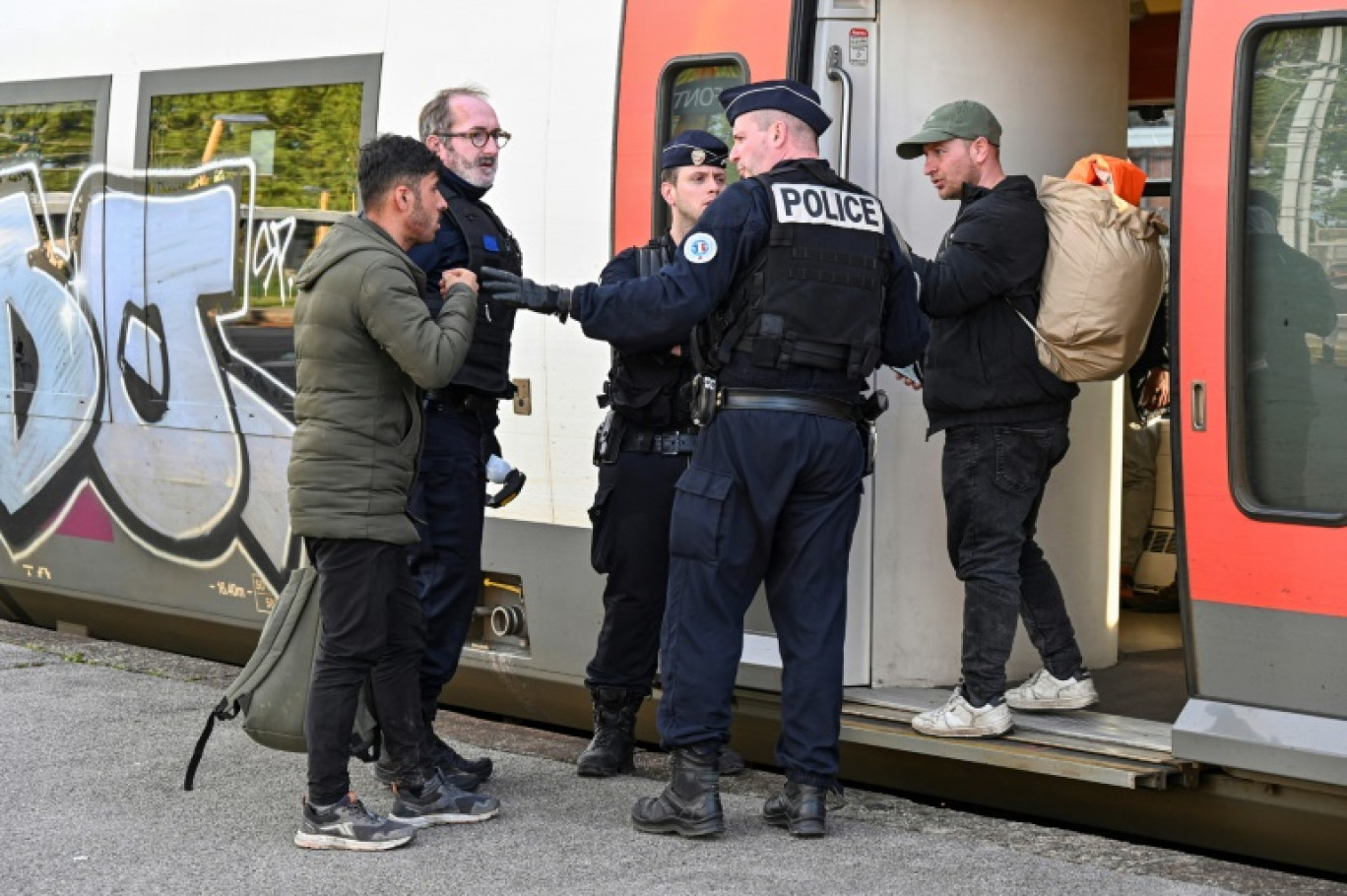 La police empêche les migrants de monter à bord d'un train à la gare des Fontinettes, à Calais, le 29 avril 2024 © Bernard BARRON