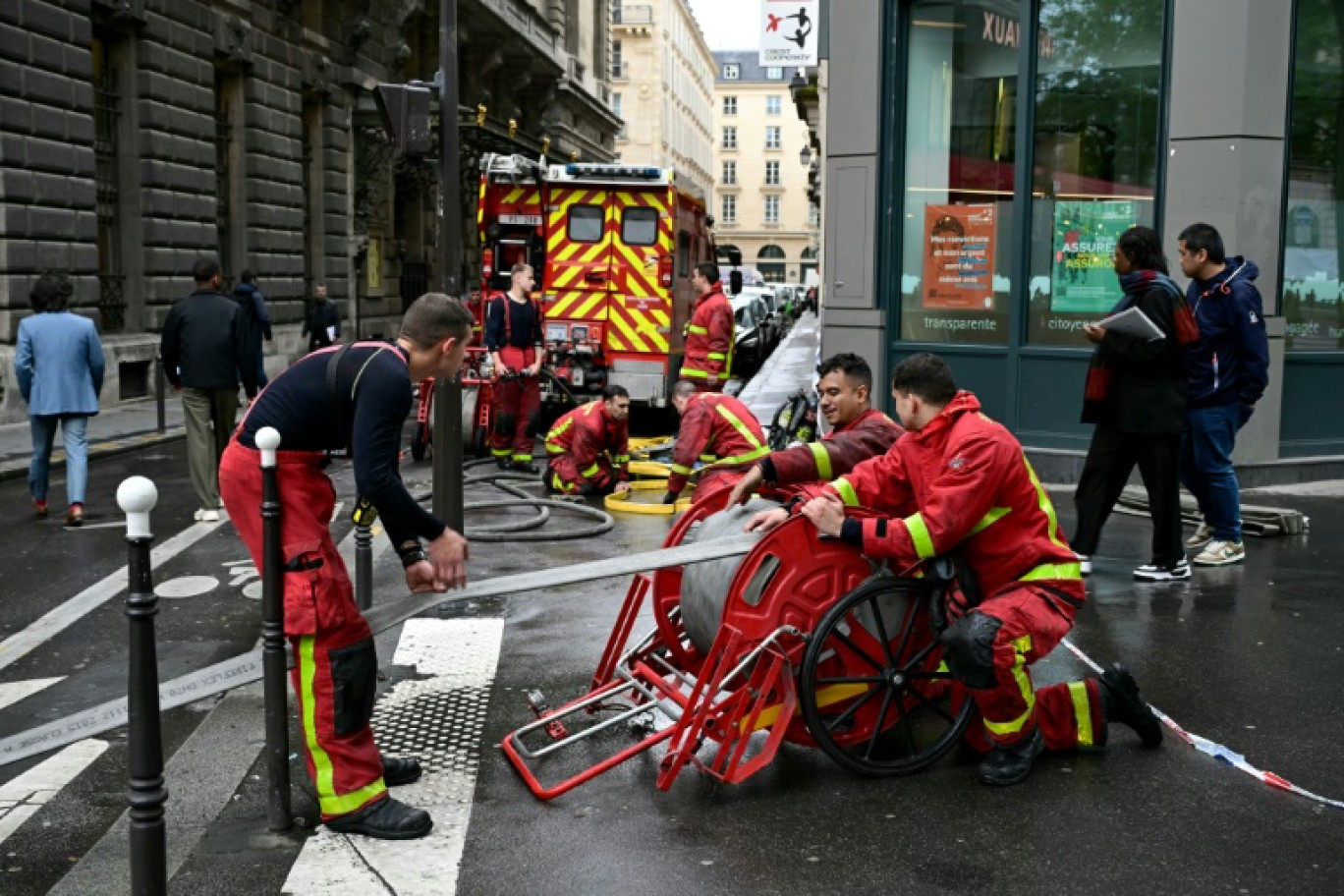 Les pompiers de Paris interviennent après un incendie dans un appartement du 2e arrondissement de Paris, le 30 avril 2024 © MIGUEL MEDINA