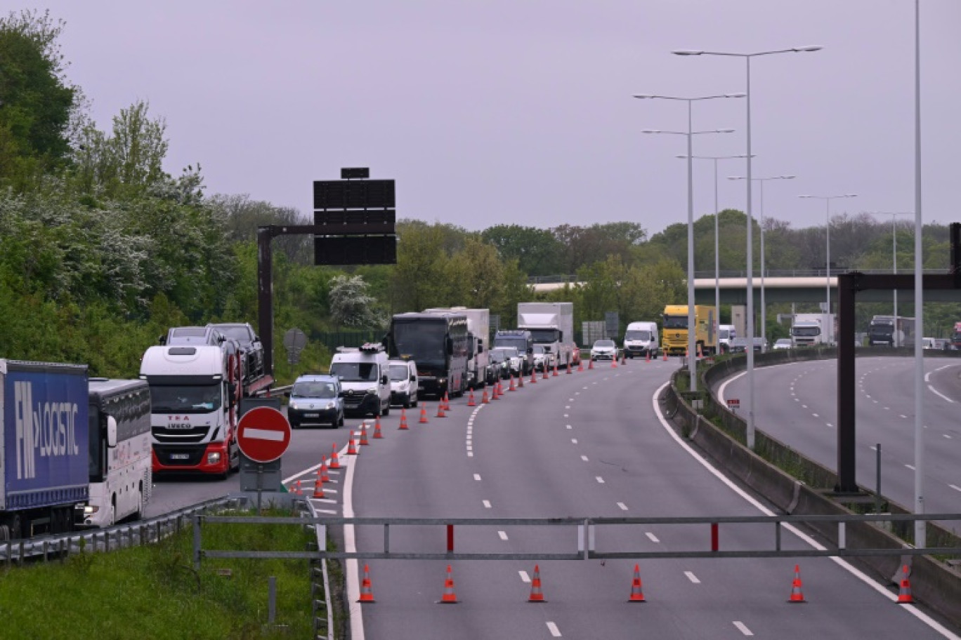 Vue d'une partie de l'autoroute A13 fermée à Versailles, à l'ouest de Paris, le 19 avril 2024 © Miguel MEDINA