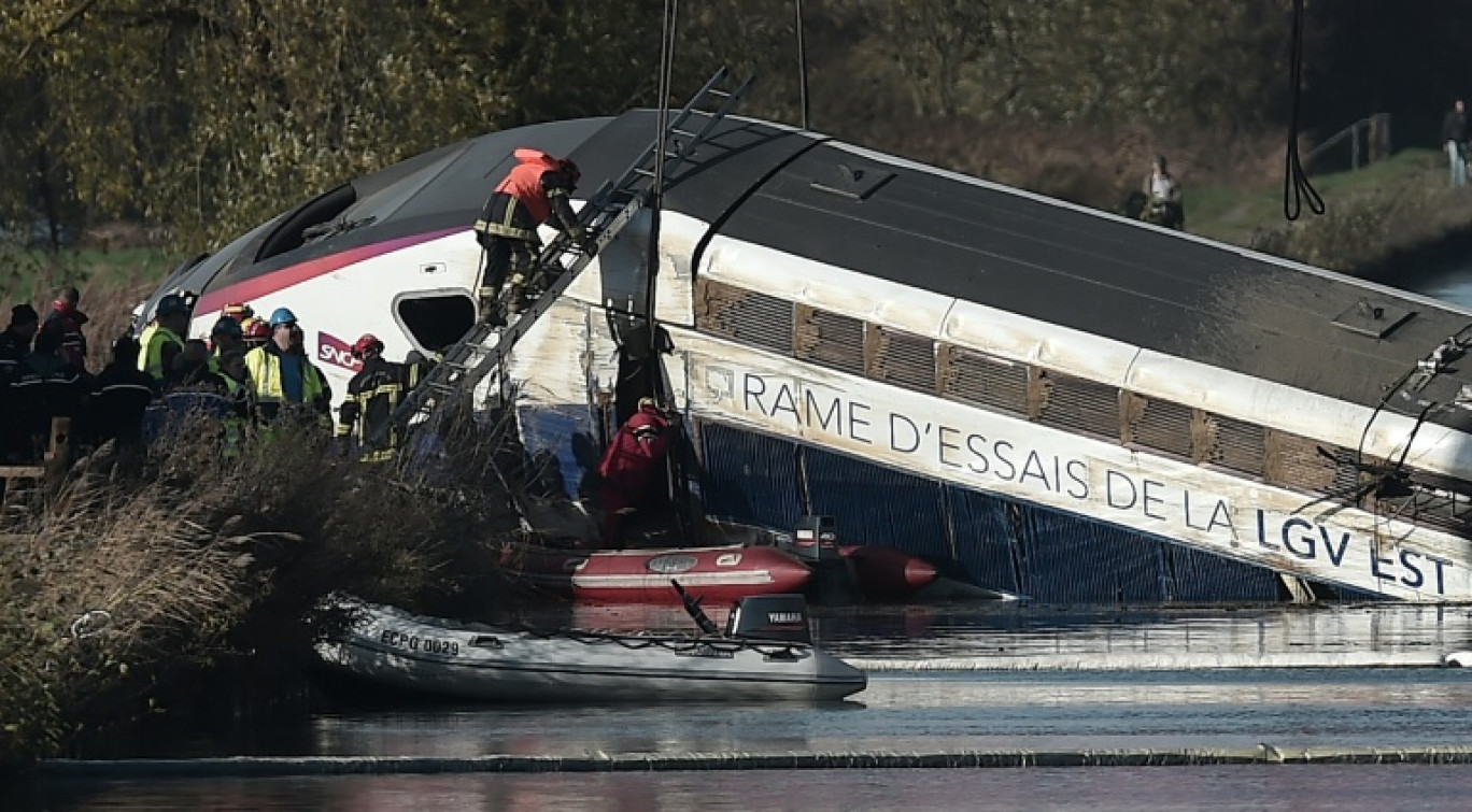 Motrice et wagon du TGV dans un canal d'Eckwersheim près de Strasbourg, dans le nord-est de la France, après avoir déraillé le 14 novembre, le 15 novembre 2015 © FREDERICK FLORIN