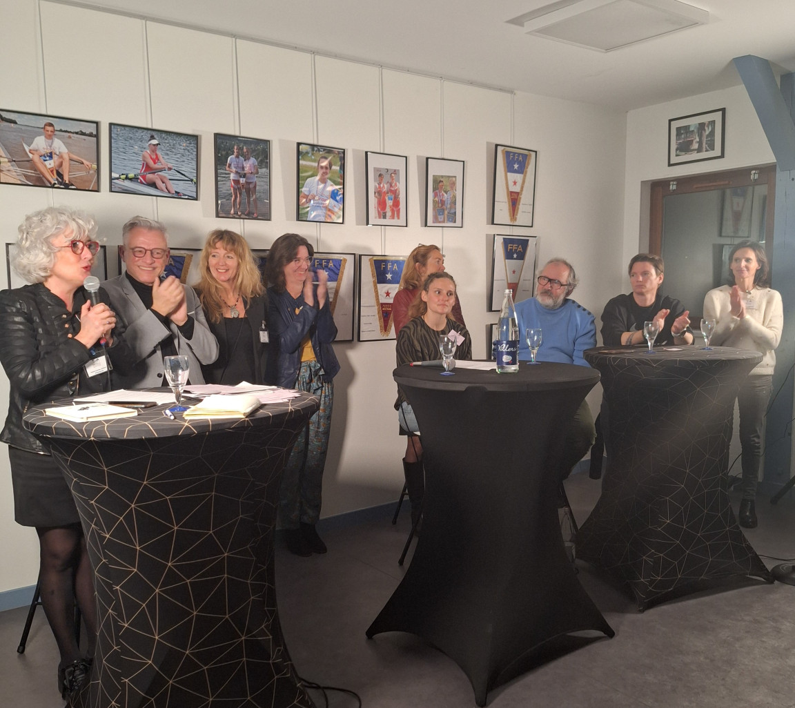 Table ronde avec Valentine Roger championne du monde de Boxe thaï, Erika Sauzeau médaille de bronze JO de Tokyo en Aviron et à gauche, Marie-Cécile Guyot, la présidente.