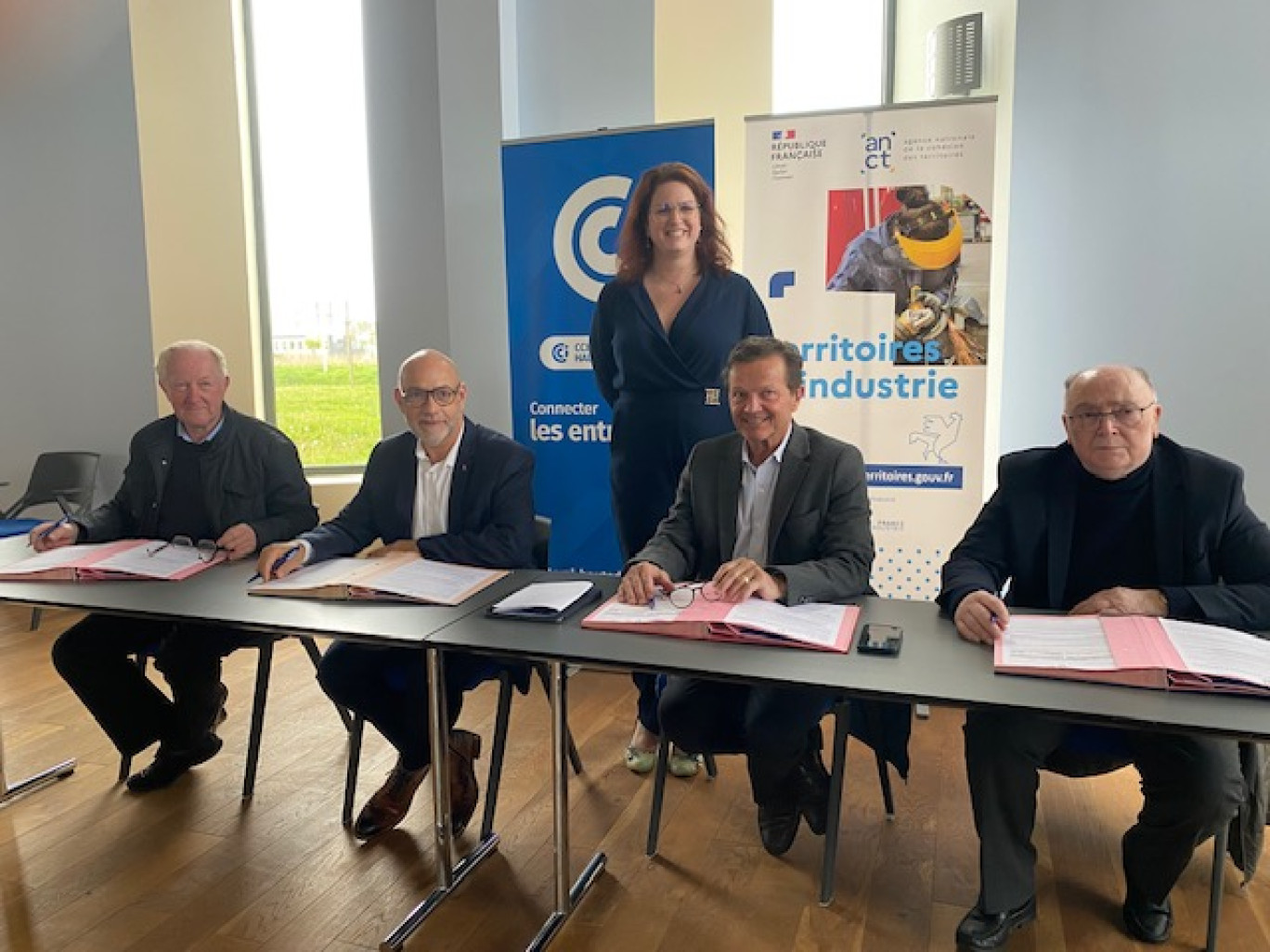 Jean-Pierre Boudinelle, président du Vimeu, Eddie Facque, président des Villes Sœurs, Laetitia Masson, cheffe de projet, Jérôme David, vice-président de la CCI Littoral Hauts-de-France, et Christian Roussel, président de Aumale-Blangy-sur-Bresle.