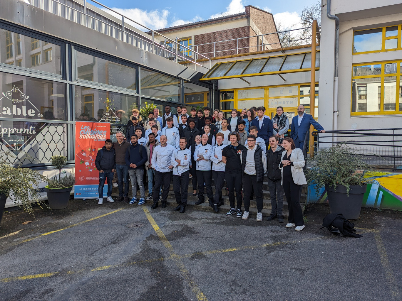 Opération La Tablée des Chefs avec une classe de CAP Cuisine d'Interfor à Amiens.