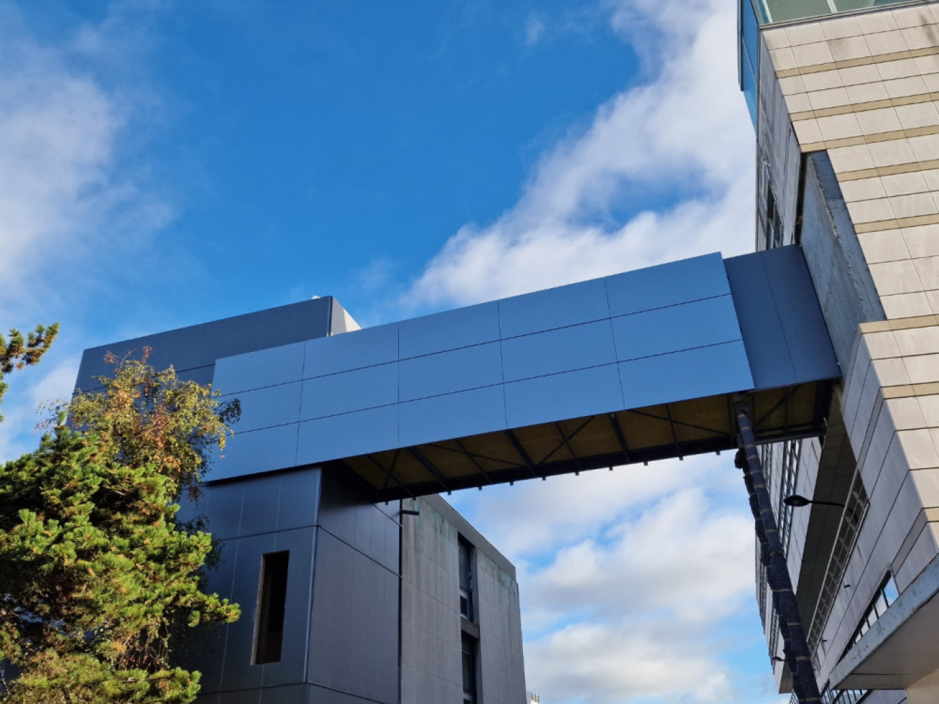 La passerelle de l'Hôpital La Pitié Salpêtrière réalisée par Etra Constructions.