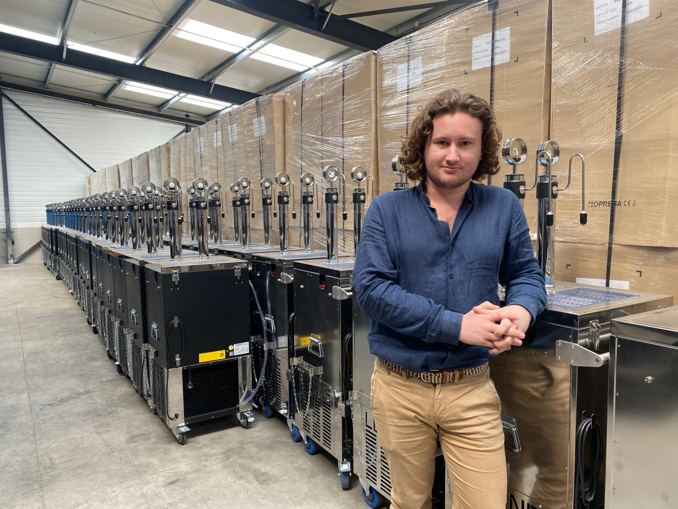 Édouard Lenne devant les pompes à bière mobiles et olympiques.