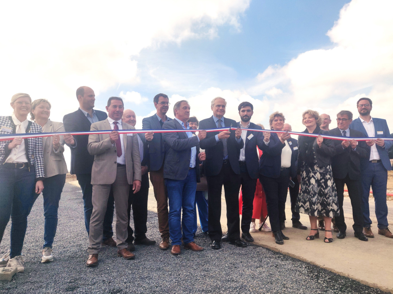 Les familles Vervaeke et Hoflack entourées des représentants institutionnels locaux ont inauguré le site de construction. (c)Aletheia Press/DLP