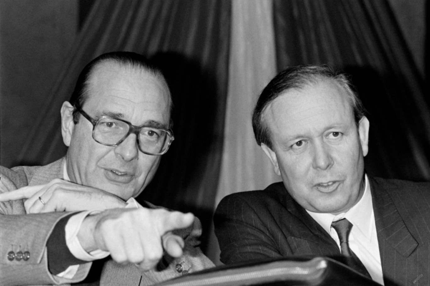 Jacques Chirac, à l'époque maire de Paris et président du RPR, et Jean-Claude Gaudin, député des Bouches-du-Rhône et président de l'UDF, le 7 décembre 1983, à Cahors © JEAN-PIERRE MULLER