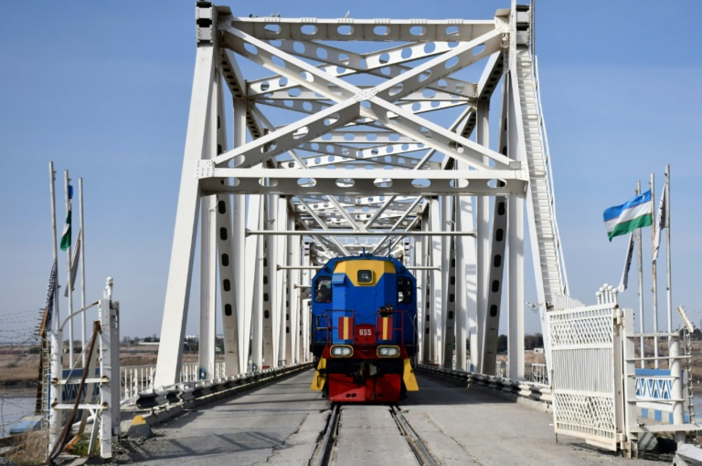 Un train traverse la frontière entre l'Ouzbékistan et l'Afghanistan, à Hairatan, le 5 mars 2024 © Atif ARYAN