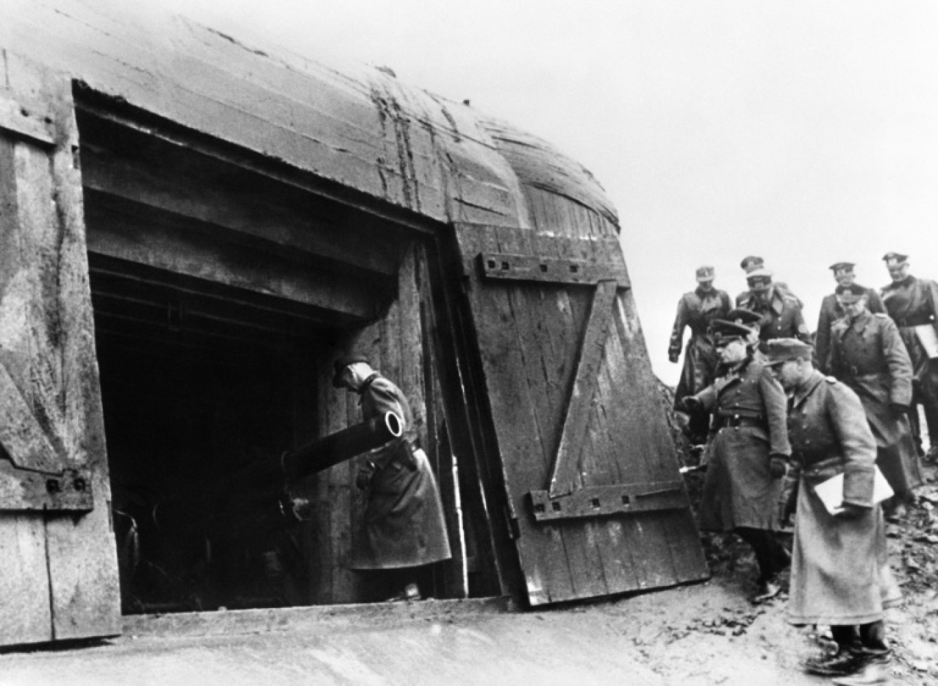 Inspection d'un fortin du Mur de l'Atlantique par le maréchal Rommel sur les côtes de Normandie en 1944 © -