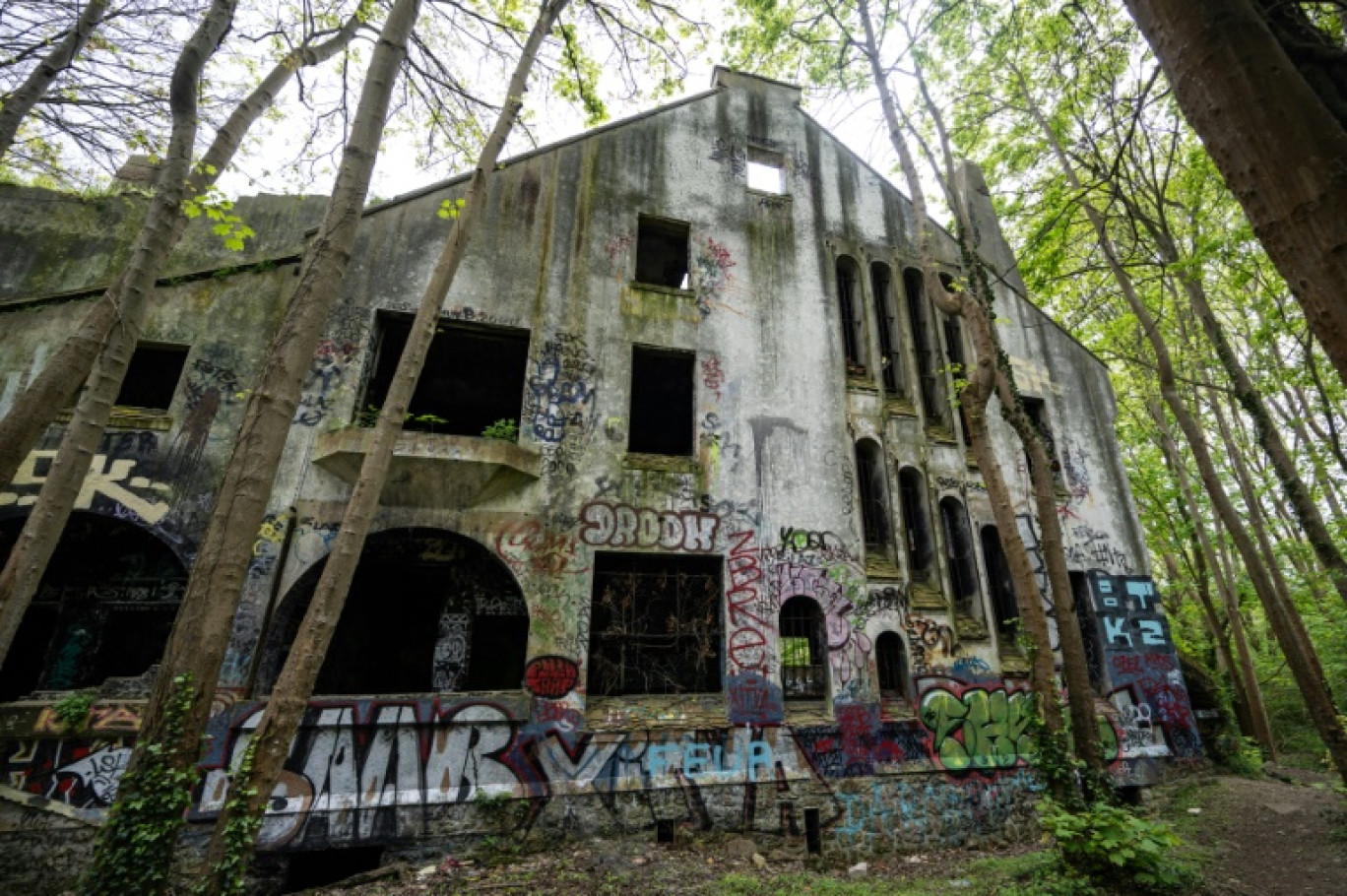 Les ruines de la "Villa Sapène" recouvertes de graffitis, réquisitionnée par les nazis et transformée en maison close pendant la Seconde Guerre mondiale, le 24 avril 2024 au Mesnil-le-Roi, dans les Yvelines © MIGUEL MEDINA