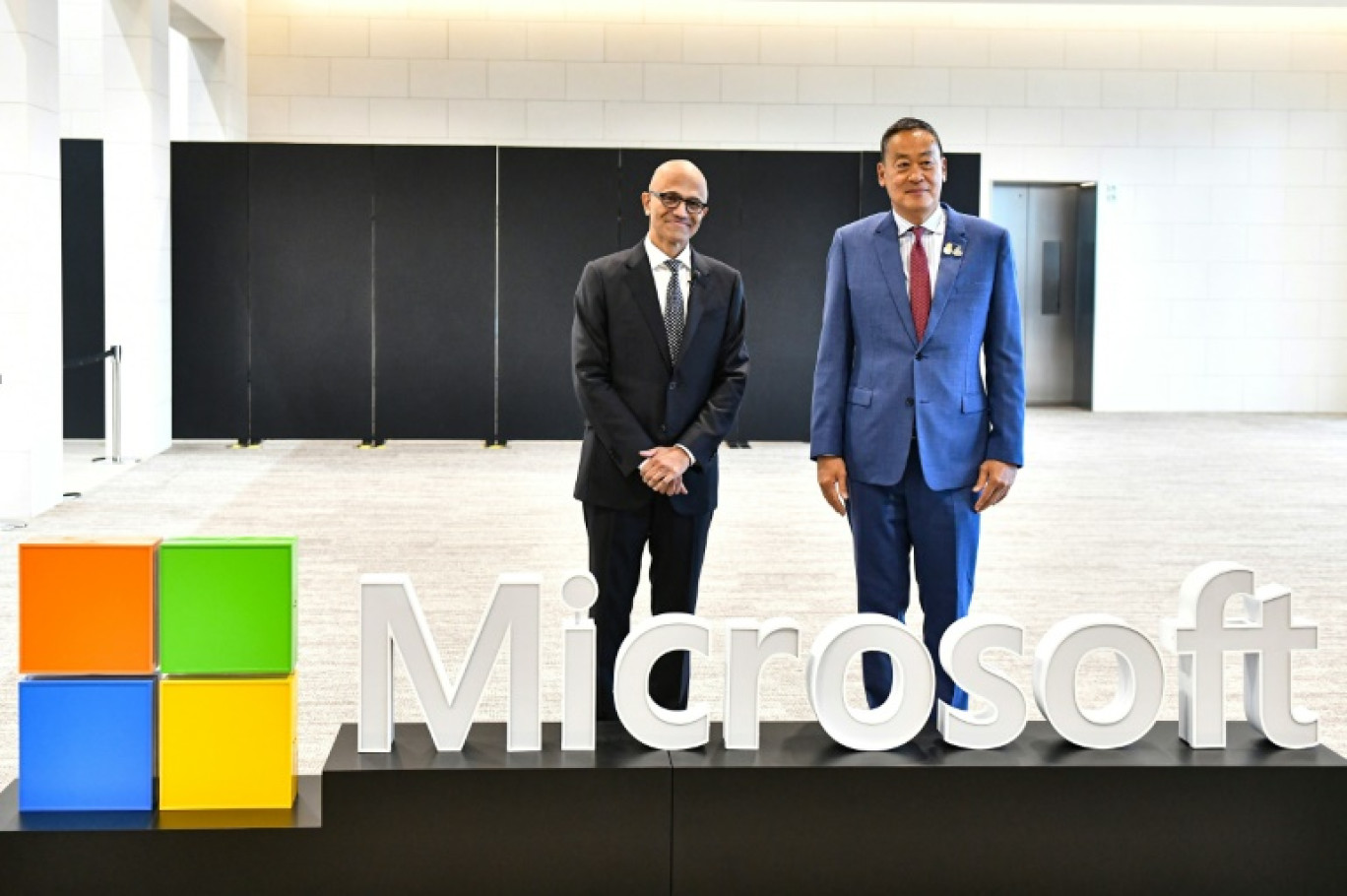 Le Premier ministre thaïlandais Srettha Thavisin (d) et le PDG de Microsoft Satya Nadella (g) lors de l'événement "Microsoft Build AI Day" à Bangkok, le 1er mai 2024 © Handout