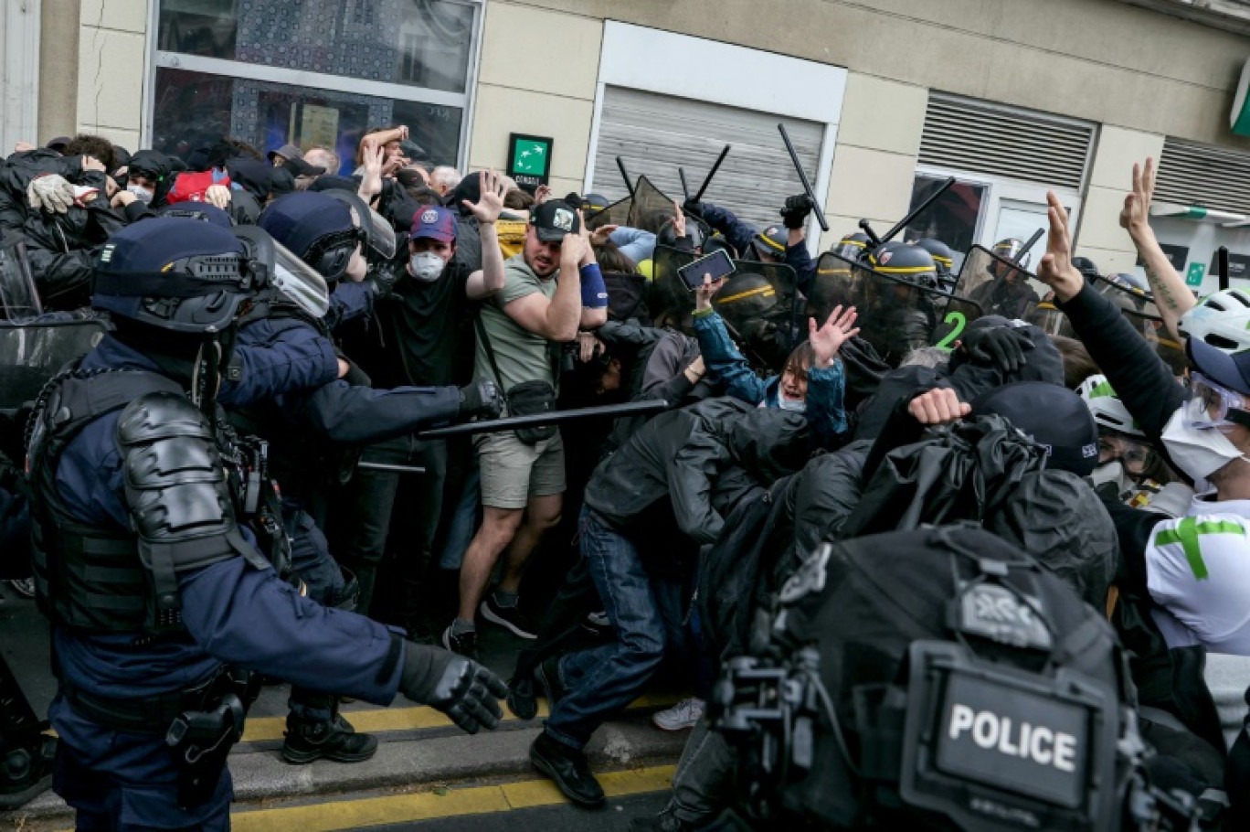 Des CRS face aux manifestants à Paris dans le cortège du 1er mai 2024 © ALAIN JOCARD