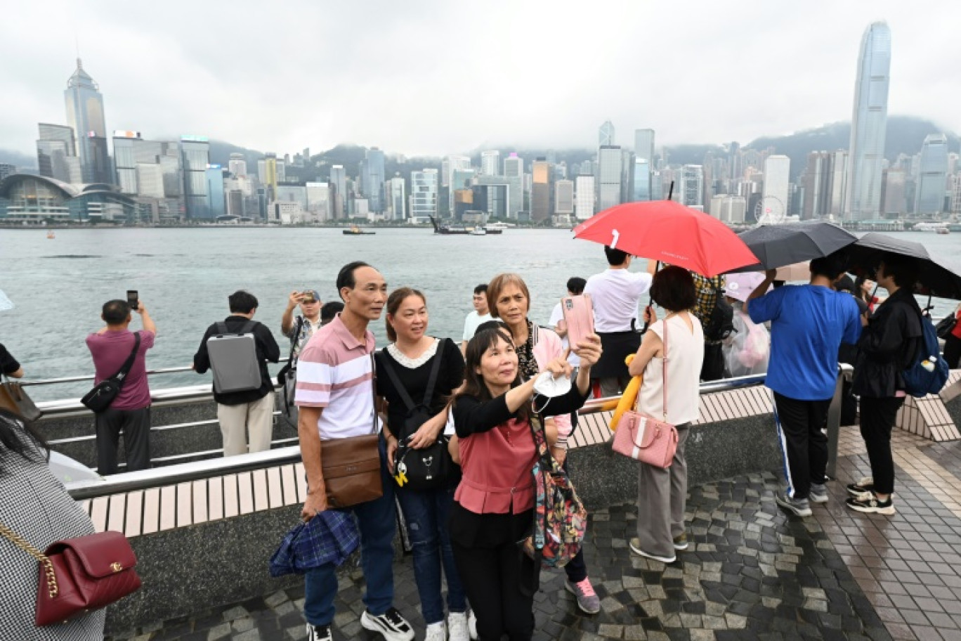 Des touristes de Chine continentale sur le front de mer de Tsim Sha Tsui à Hong Kong, le 1er mai 2024 © Peter PARKS