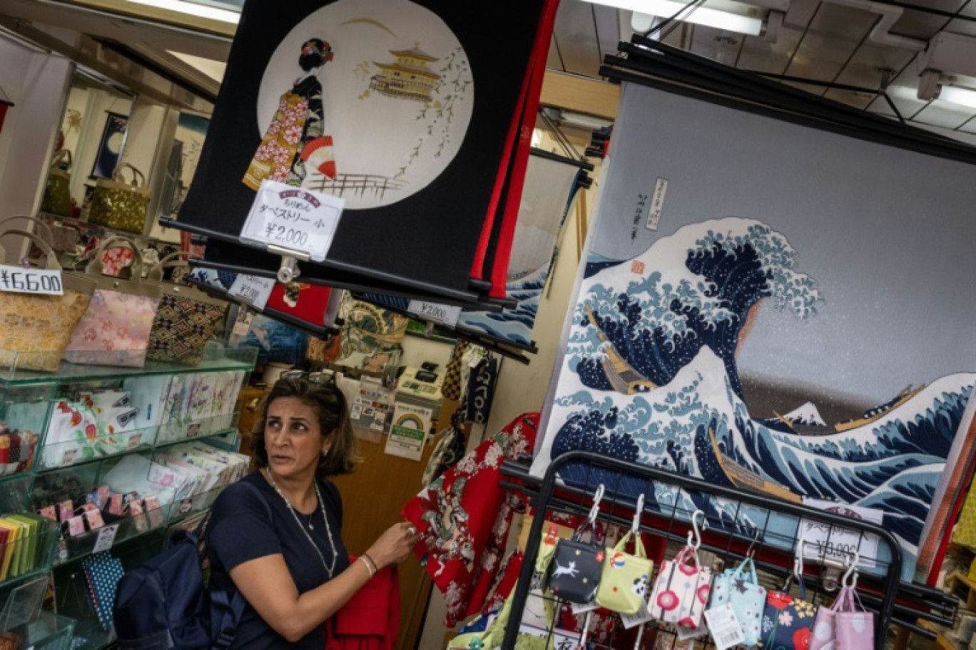 Magasin touristique dans la rue commerçante de Nakamise près ud temple Sensoji à Tokyo le 30 Avril 2024 © Yuichi YAMAZAKI