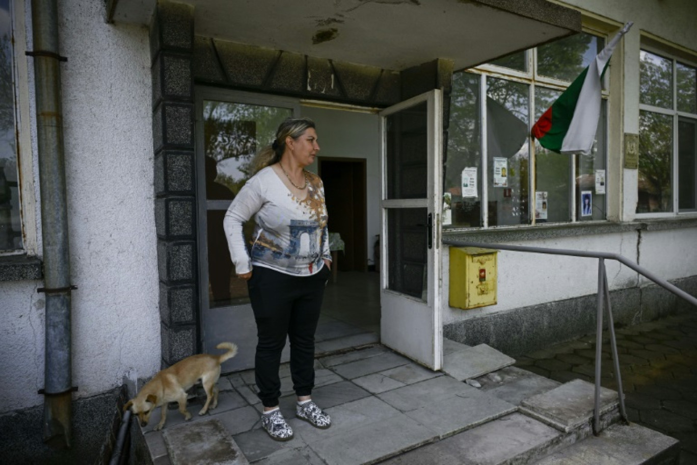 La maire de Beli Bryag, Ivelina Dimcheva, devant l'entrée de sa mairie, le 12 avril 2024 en Bulgarie © Nikolay DOYCHINOV