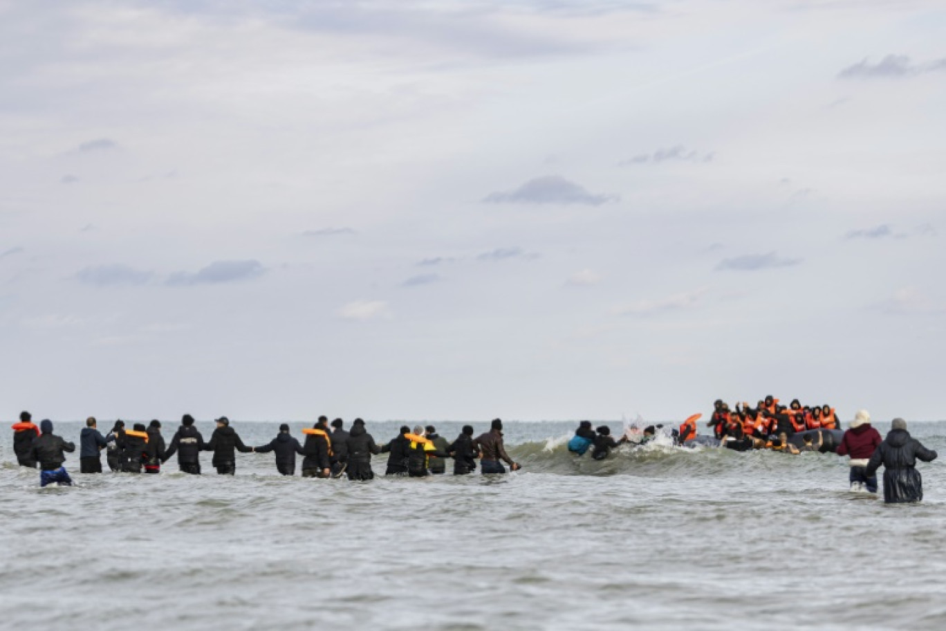 Des migrants montent à bord d'un bateau de passeurs pour traverser la Manche, sur la plage de Gravelines, près de Dunkerque, le 26 avril 2024 dans le Nord © Sameer Al-DOUMY