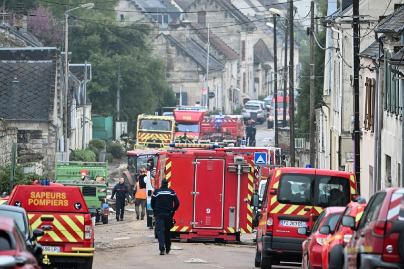 Des pompiers devant une maison éventrée par une coulée de boue pendant des orages, provoquant le décès d'une femme, le 2 mai 2024 à Courmelles, dans l'Aisne © FRANCOIS NASCIMBENI