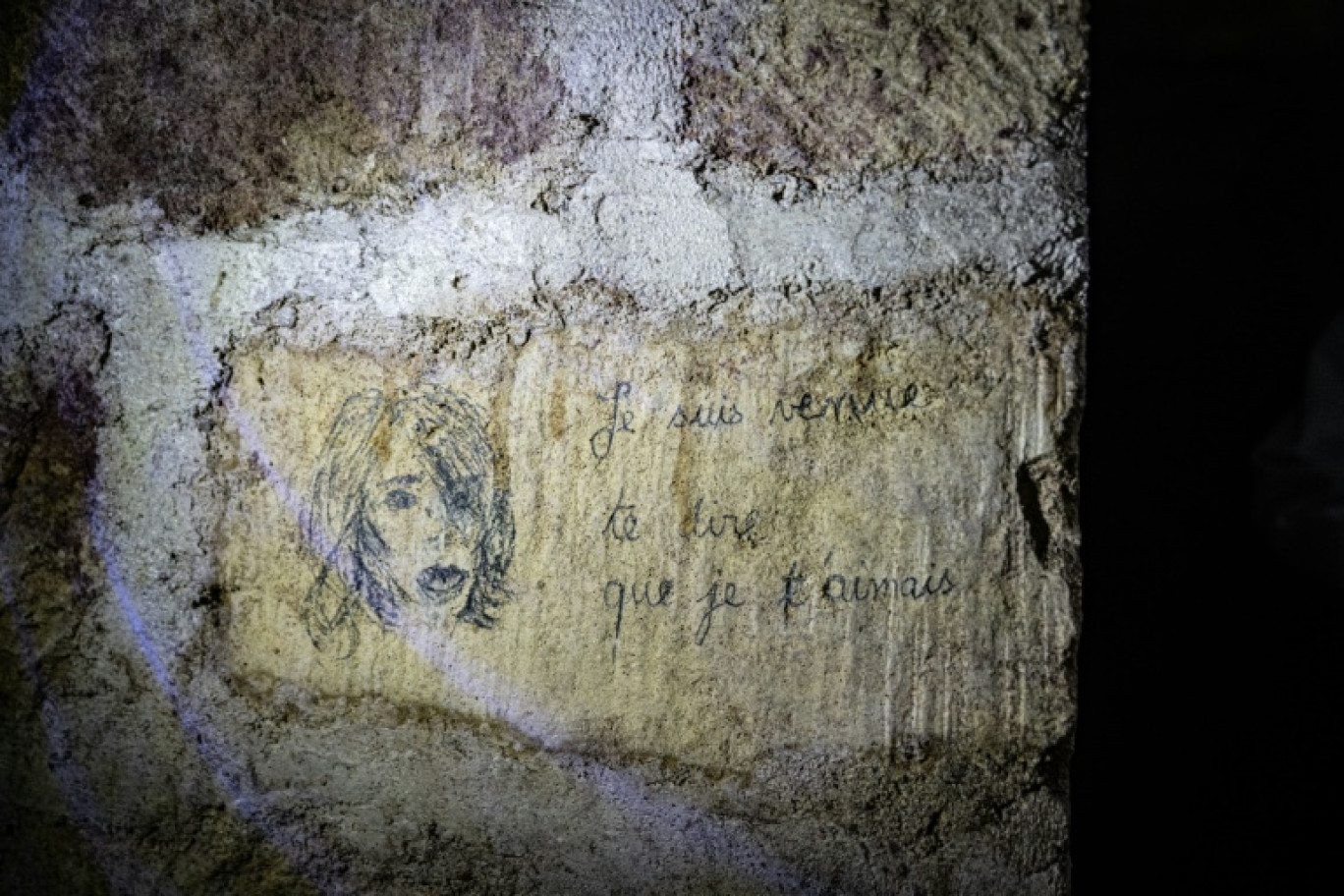 "Je suis venue te dire que je t'aimais", un dessin en hommage à la chanteuse récemment décédée Jane Birkin, sous le cimetière du Montparnasse, dans les carrières souterraines de Paris, le 20 avril 2024 © MIGUEL MEDINA