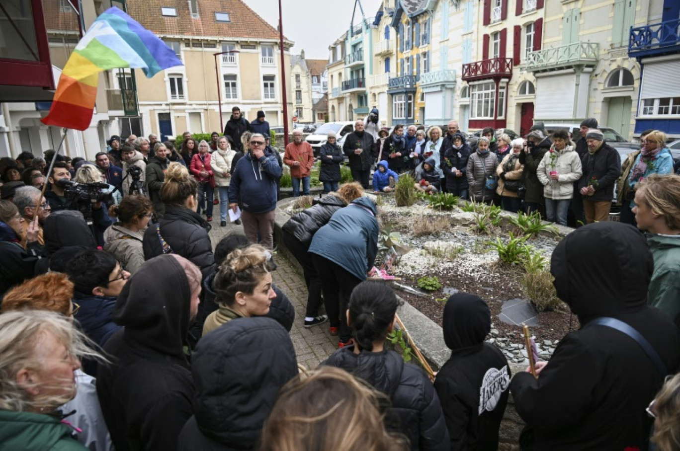 Rassemblement pour rendre hommage aux cinq migrants morts alors qu'ils tentaient de rejoindre l'Angleterre à bord d'une embarcation surchargée, le 2 mai 2024 à Wimereux, dans le Pas-de-Calais © Bernard BARRON