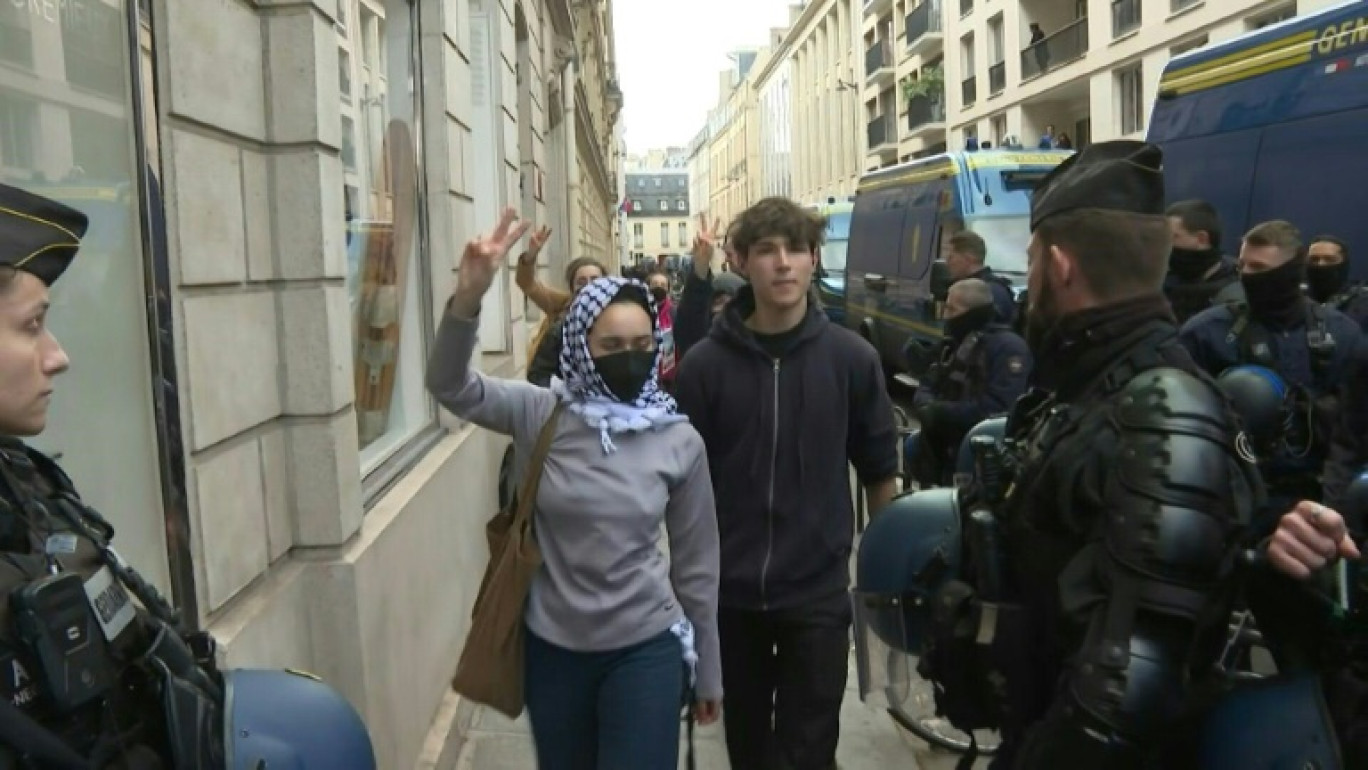 Un manifestant pro-palestiniens escorté par des gendarmes lors de l'évacuation d'un sit-in à Sciences Po Paris, le 3 mai 2024 © Miguel MEDINA