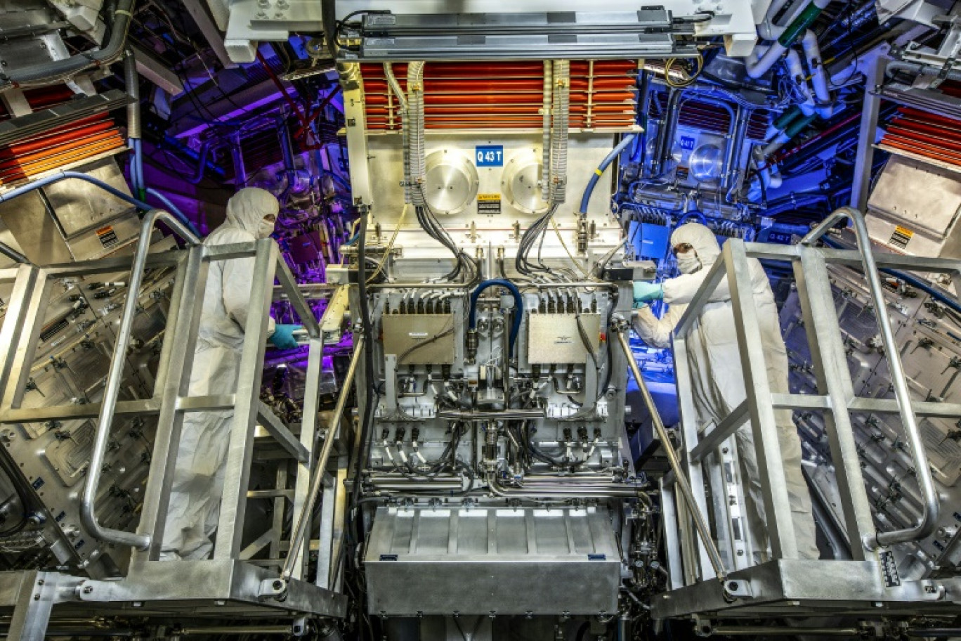 Photo diffusée le 14 juin 2018 par le Lawrence Livermore National Laboratory (LLNL) à Livermore, en Californie, montrant des opérateurs inspectant un assemblage optique final pendant une opération de maintenance © Jason Laurea