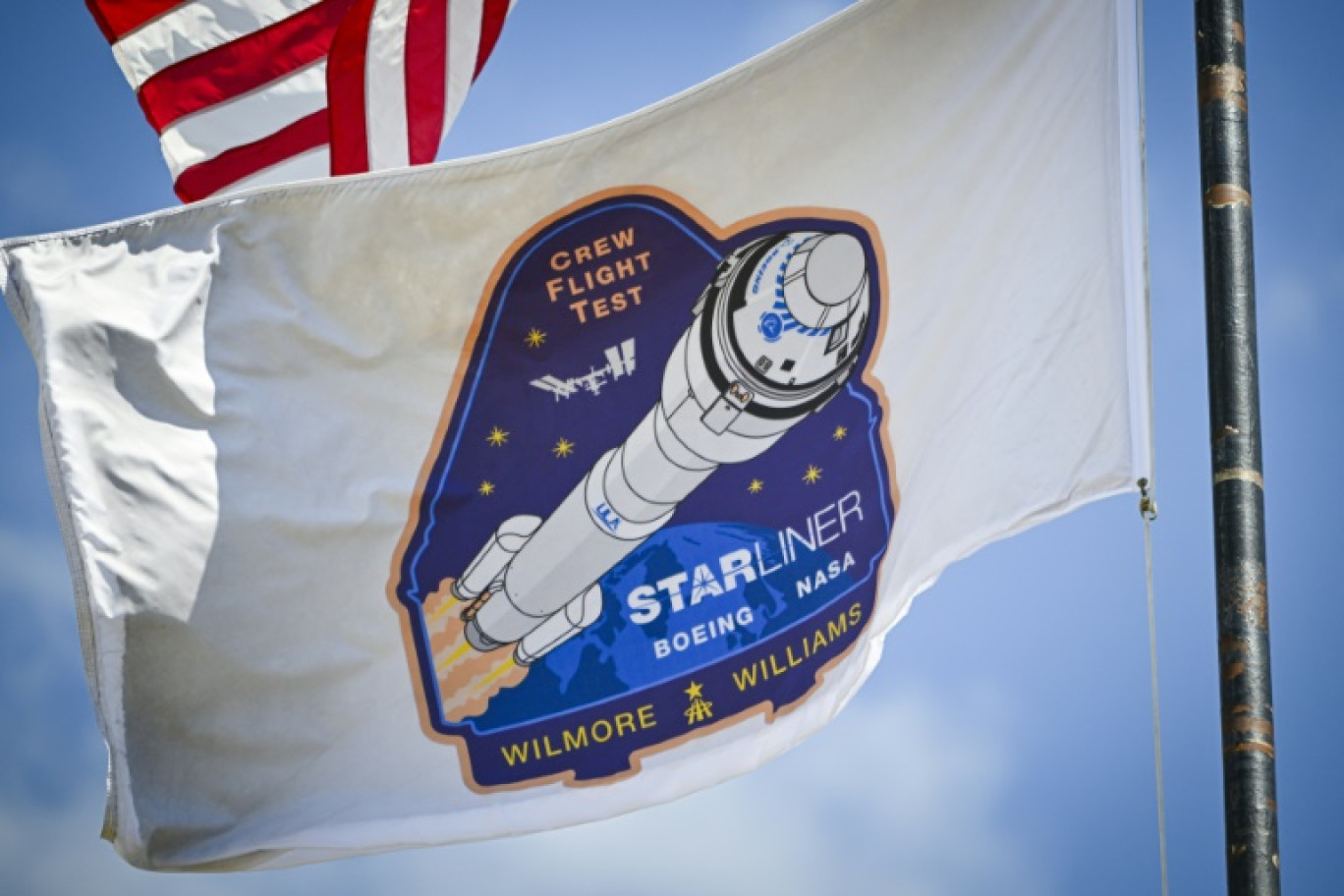 Un drapeau avec le logo de la première mission habitée du vaisseau Starliner de Boeing, à Cap Canaveral en Floride le 3 mai © Miguel J. Rodriguez Carrillo