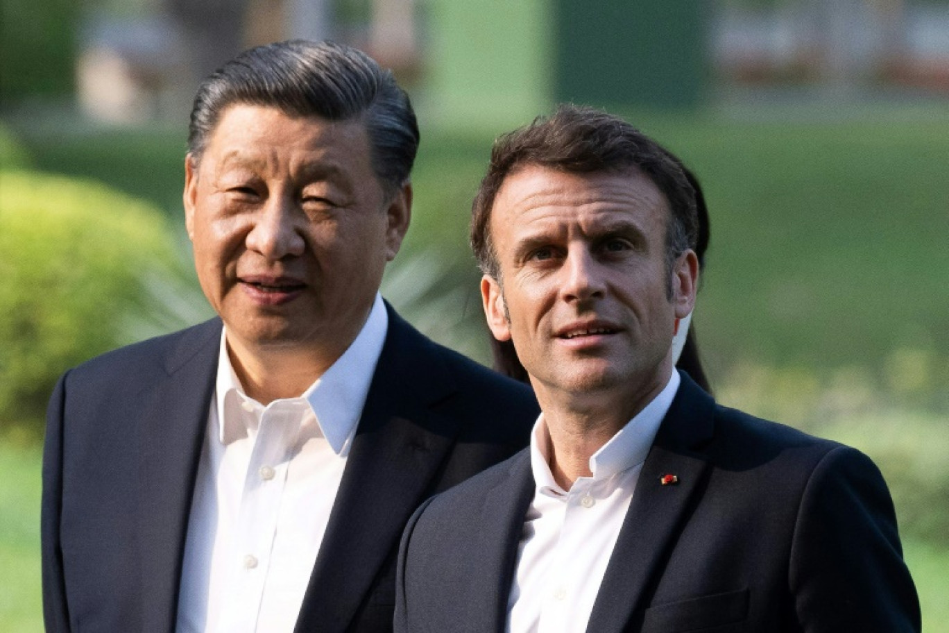 Le président chinois Xi Jinping (G) et son épouse Peng Liyuan arrivent en France pour une visite officielle de deux jours, le 5 mai 2024 à l'aéroport d'Orly © Michel Euler