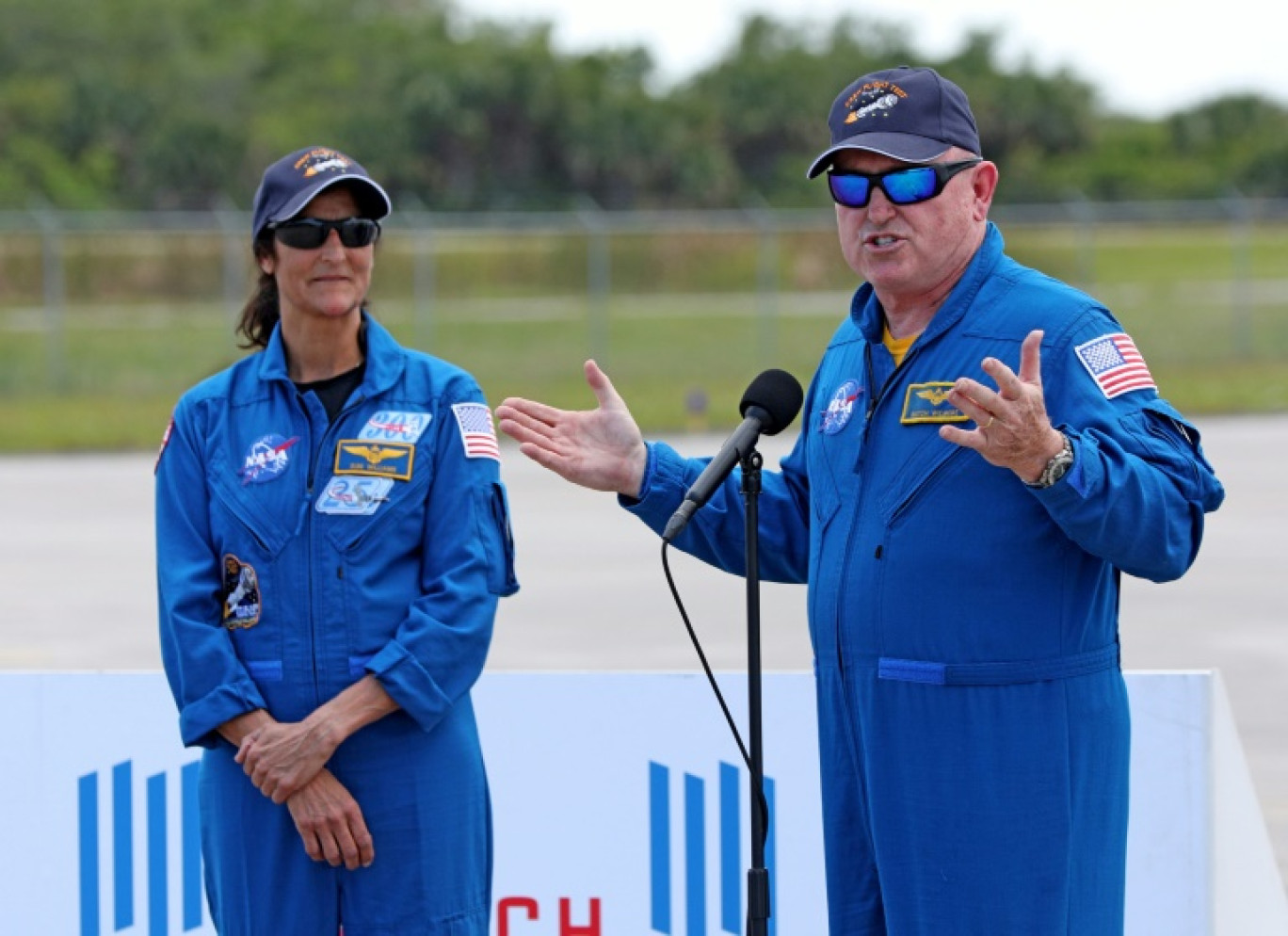 Les astronautes de la Nasa Butch Wilmore (droite) et Suni Williams à Cap Canaveral en Floride, le 25 avril 2024, avant leur décollage à bord du vaisseau Starliner de Boeing © Gregg Newton