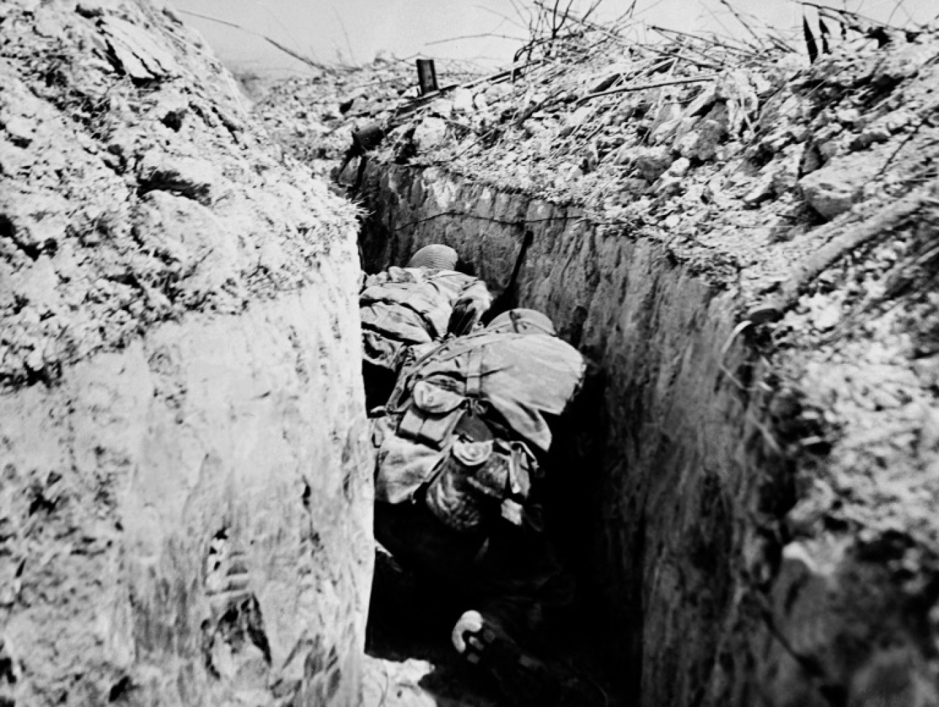 Des soldats français dans une tranchée à Diên Biên Phù, le 4 mai 1954 © STAFF