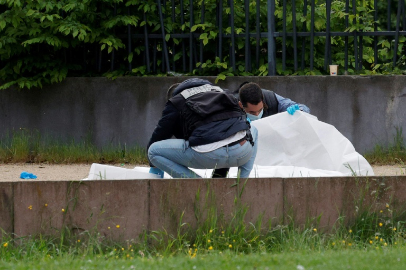 Des agents de la police judiciaire examinent la scène de crime où deux hommes ont été tués par balle à Sevran, en Seine-Saint-Denis, le 5 mai 2024 © Geoffroy VAN DER HASSELT