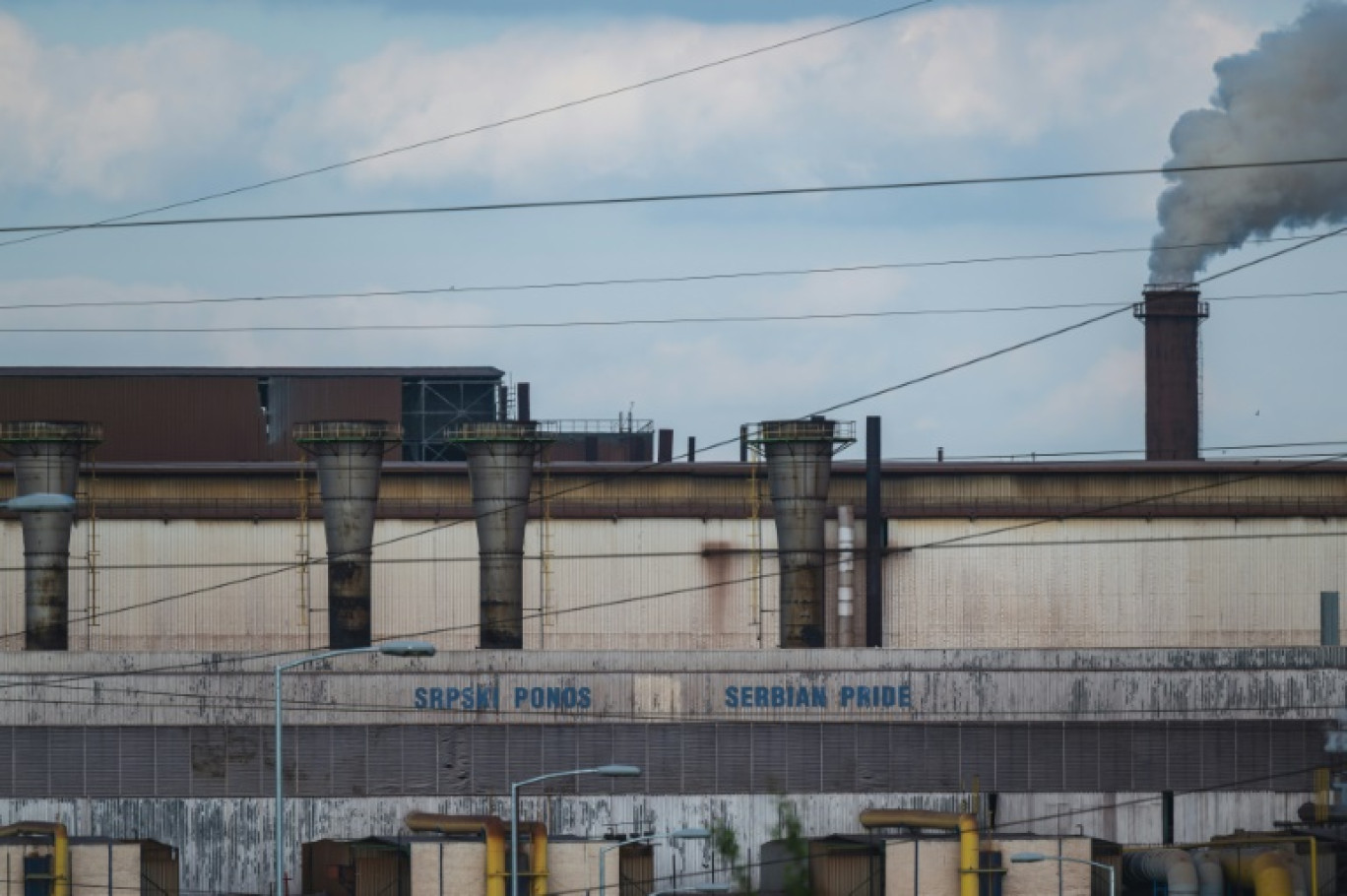 Les cheminées d'une aciérie exploitée par le groupe chinois HBIS dans le village de Radinac, le 25 avril 2024 en Serbie © Andrej ISAKOVIC