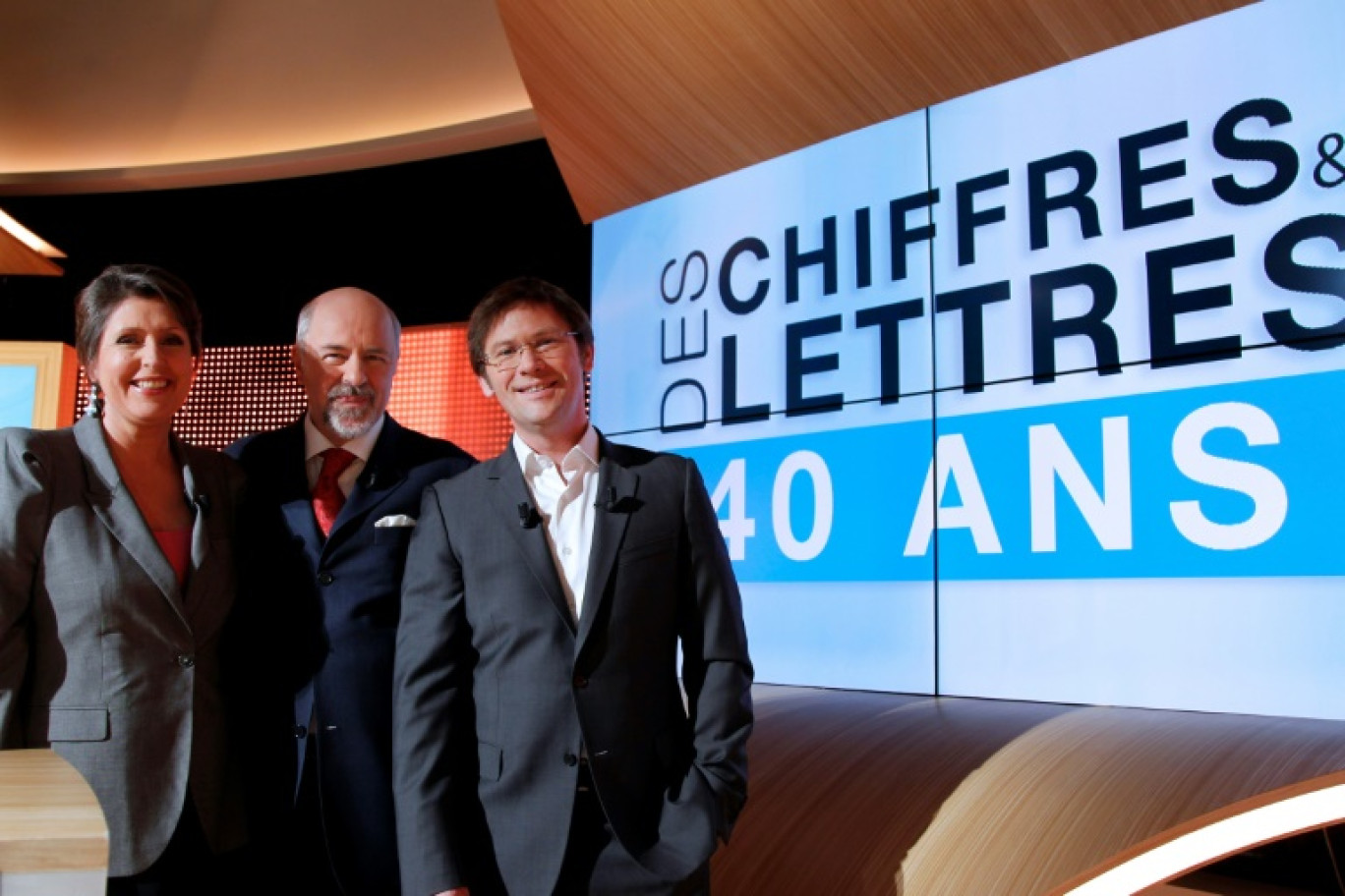 Les animateurs "Des chiffres et des Lettres" Arielle Boulin-Prat, Bertrand Renard et Laurent Romejko sur le plateau de l'émission, le 16 février 2012 à Paris, à l'occasion des 40 ans du jeu télévisé © FRANCOIS GUILLOT