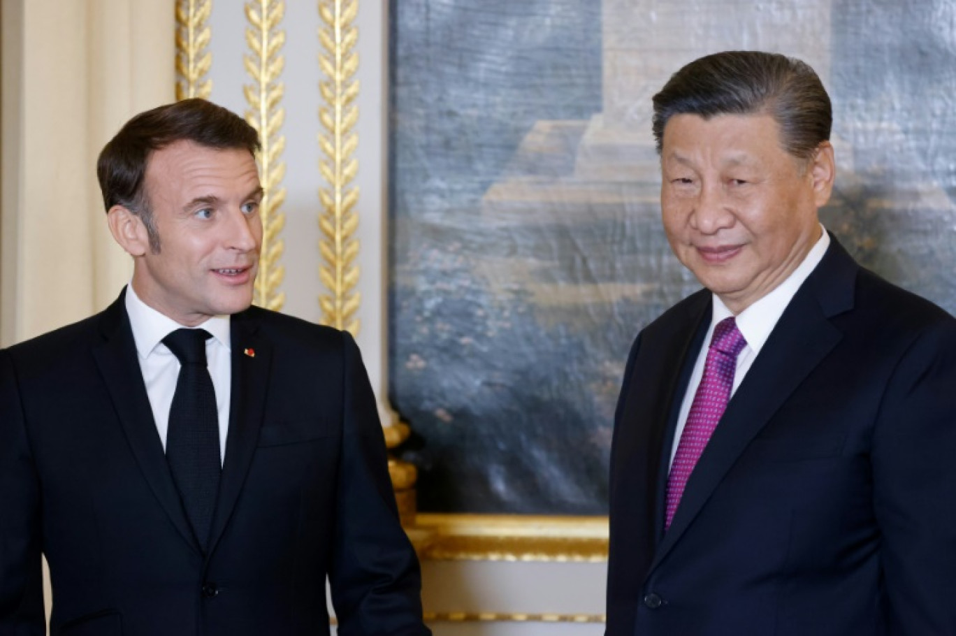 Le président français Emmanuel Macron (g) s'entretient avec son homologue chinois Xi Jinping dans le cadre de la visite d'Etat de deux jours du président chinois en France, au palais de l'Elysée à Paris, le 6 mai 2024 © Ludovic MARIN