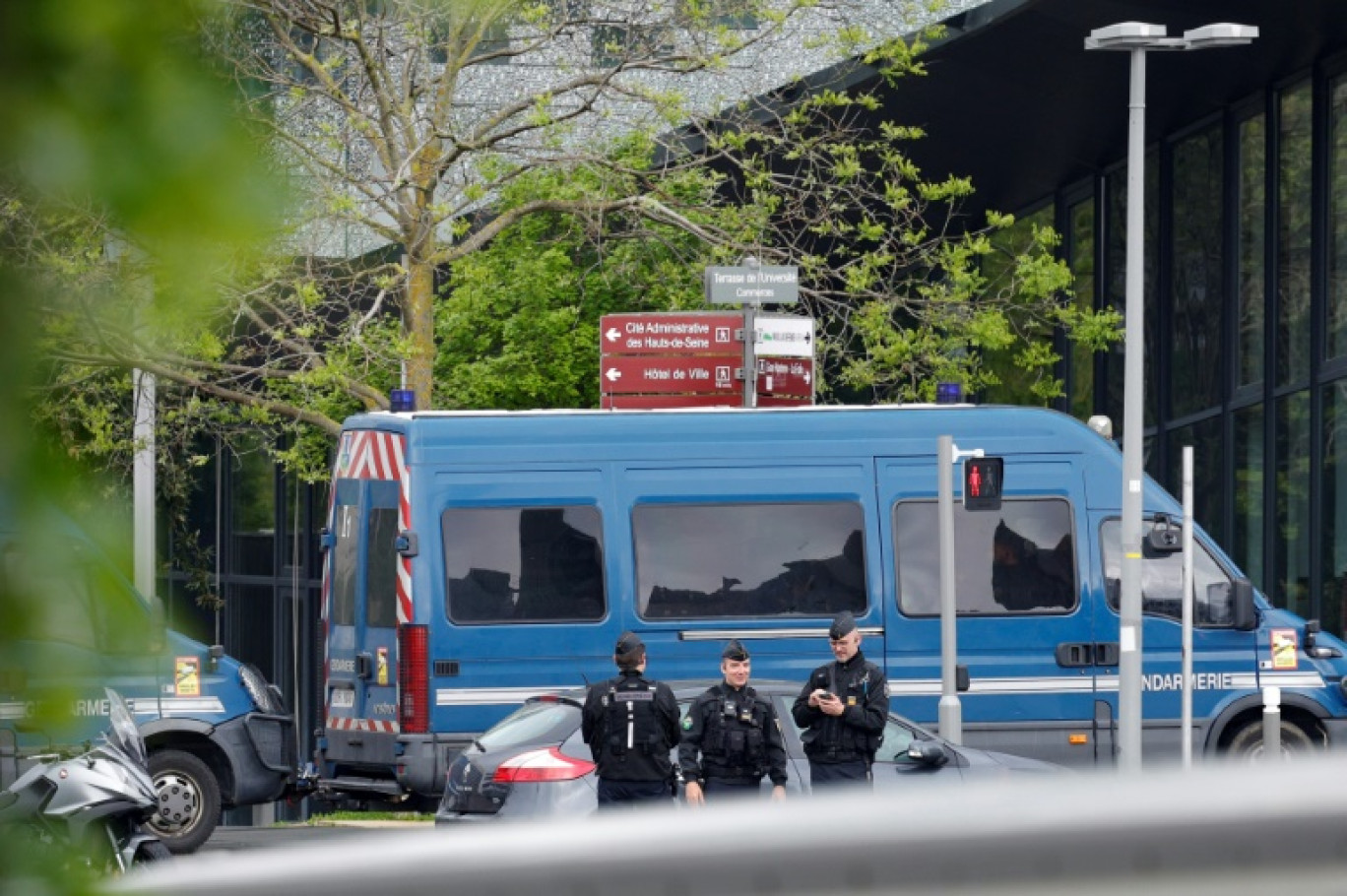 Des gendarmes sécurisent le 5 mai 2024 à Nanterre, dans les Hauts-de-Seine, l'accès au lieu de la reconstitution de la scène de la mort de Nahel © Geoffroy VAN DER HASSELT