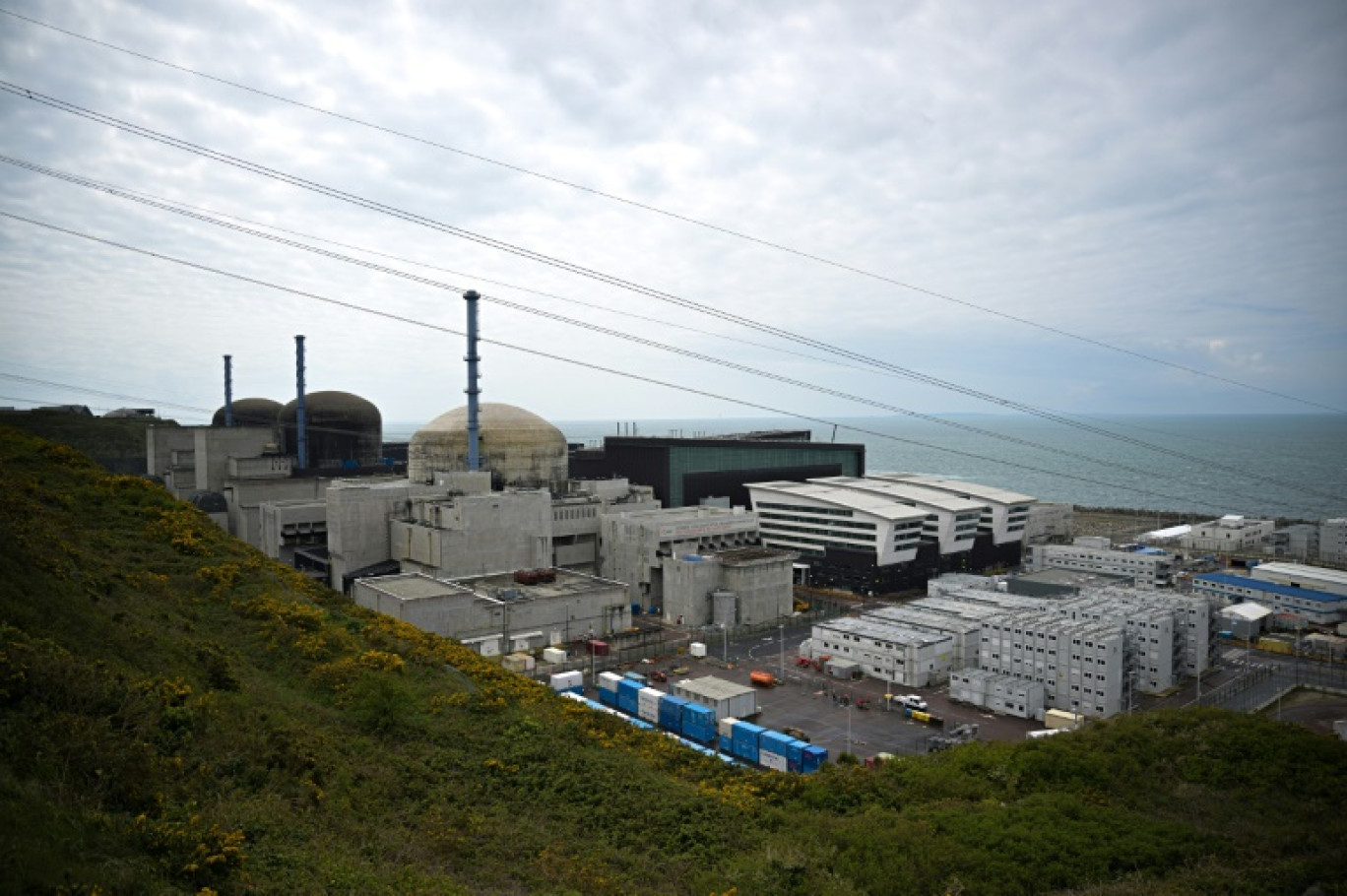 Vue générale du site nucléaire de Flamanville, dans le nord-ouest de la France, le 24 avril 2024 © Lou BENOIST