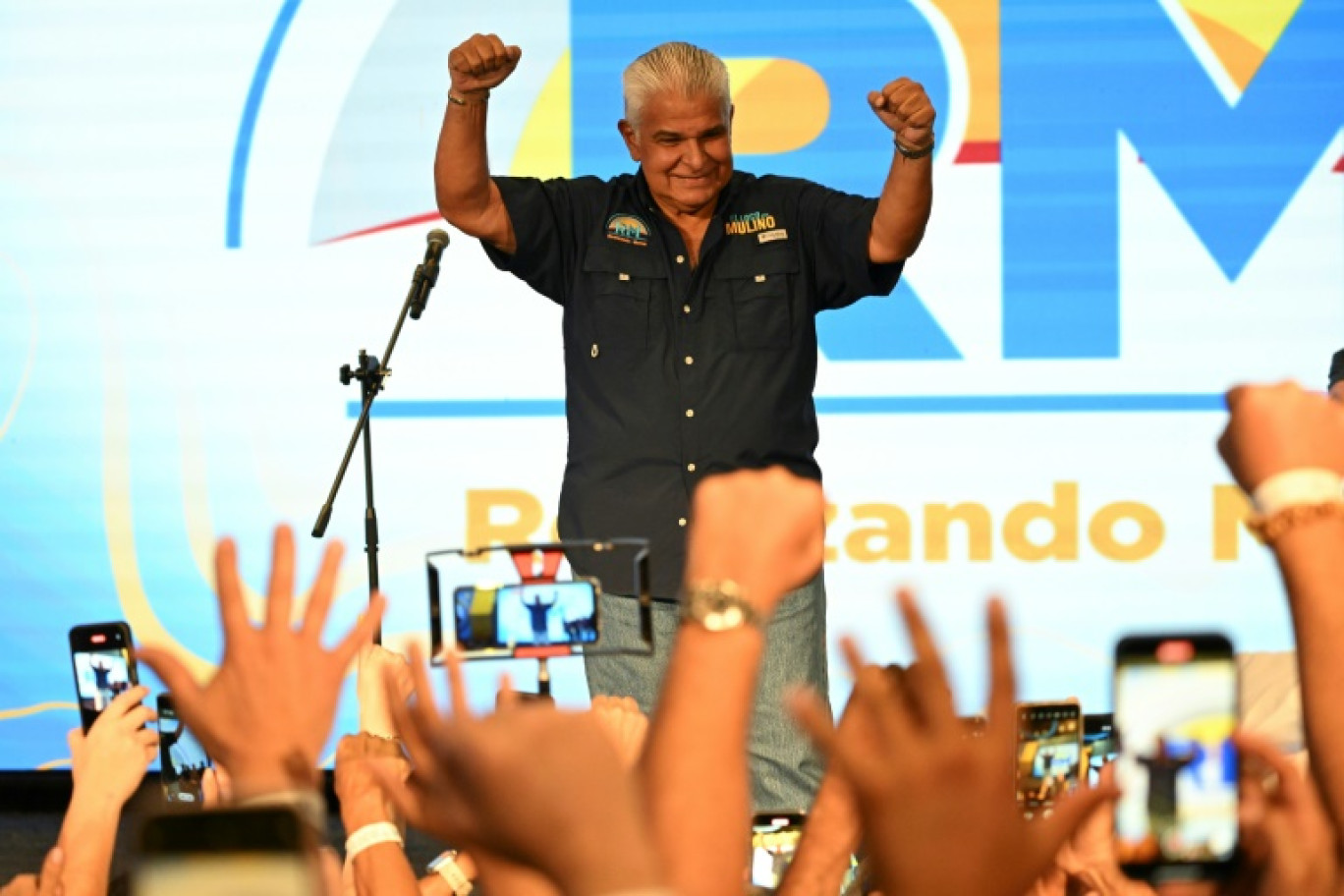 José Raul Mulino, nouveau président élu, fête sa victoire avec ses partisans, le 5 mai 2024 à Panama © MARTIN BERNETTI