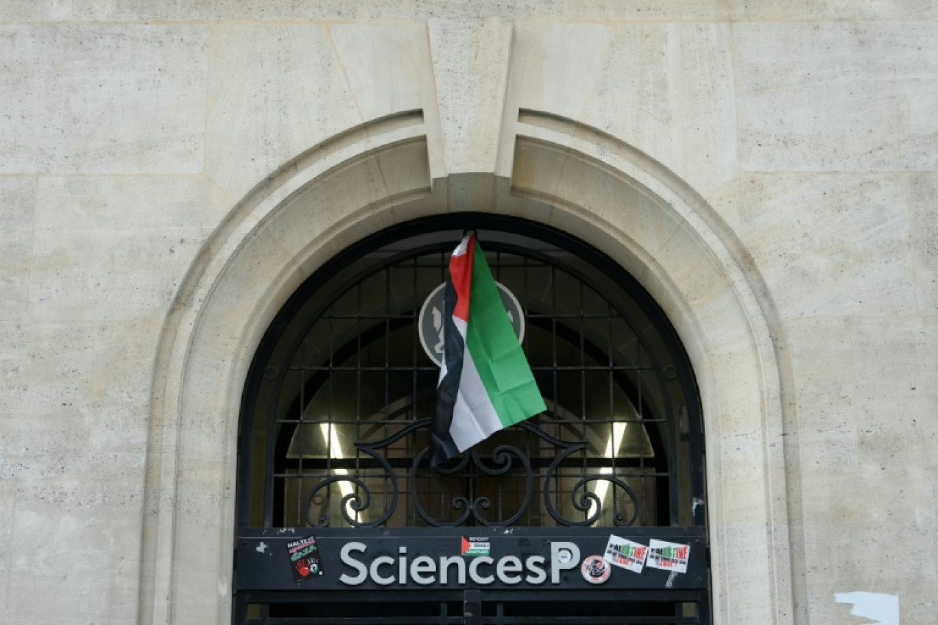 L'entrée de Sciences Po Paris lors d'une occupation des locaux par des étudiants propalestiniens, le 26 avril 2024 à Paris © Dimitar DILKOFF