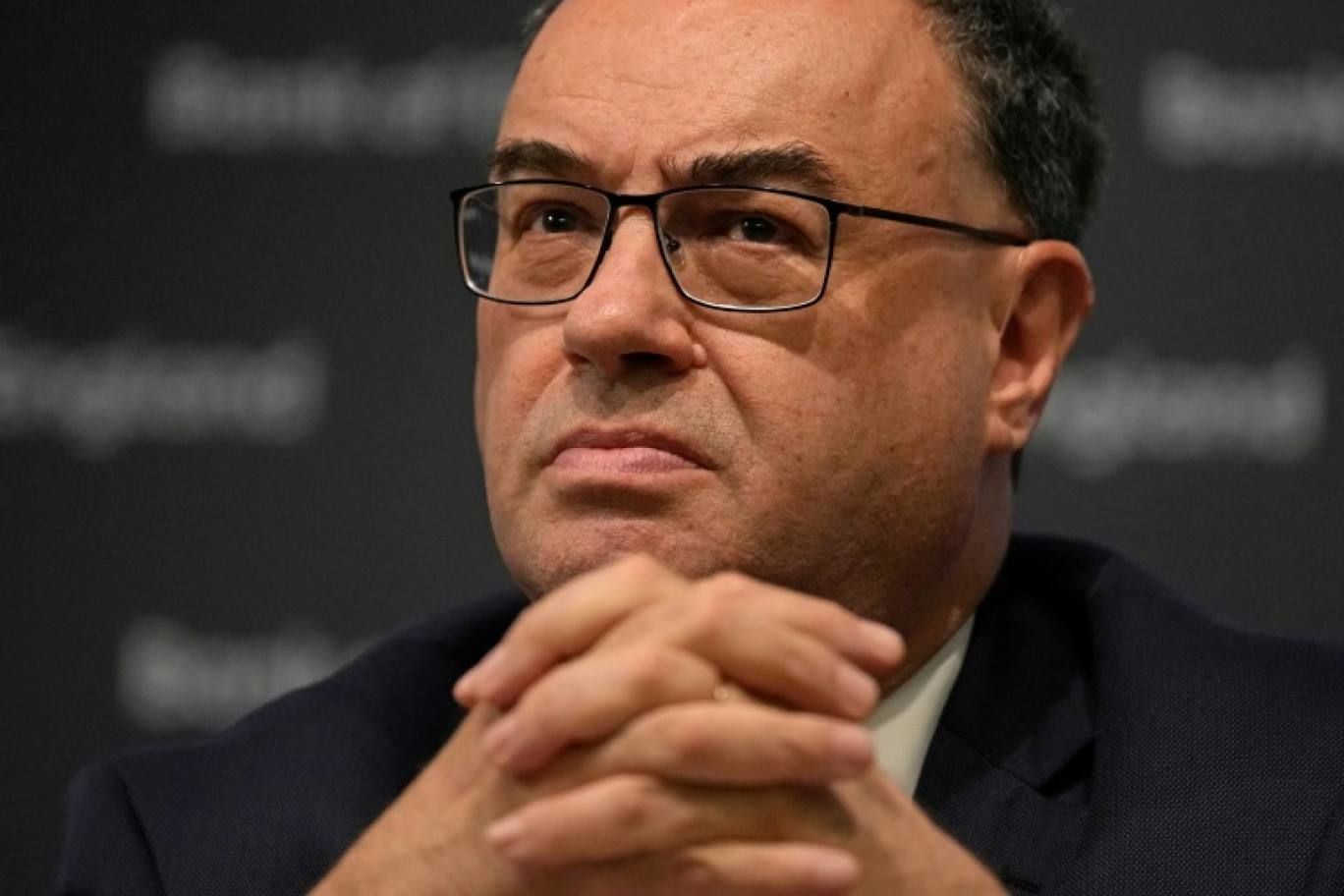 Le gouverneur de la Banque d'Angleterre, Andrew Bailey, pendant une conférence de presse à Londres le 3 août 2023 © Alastair Grant