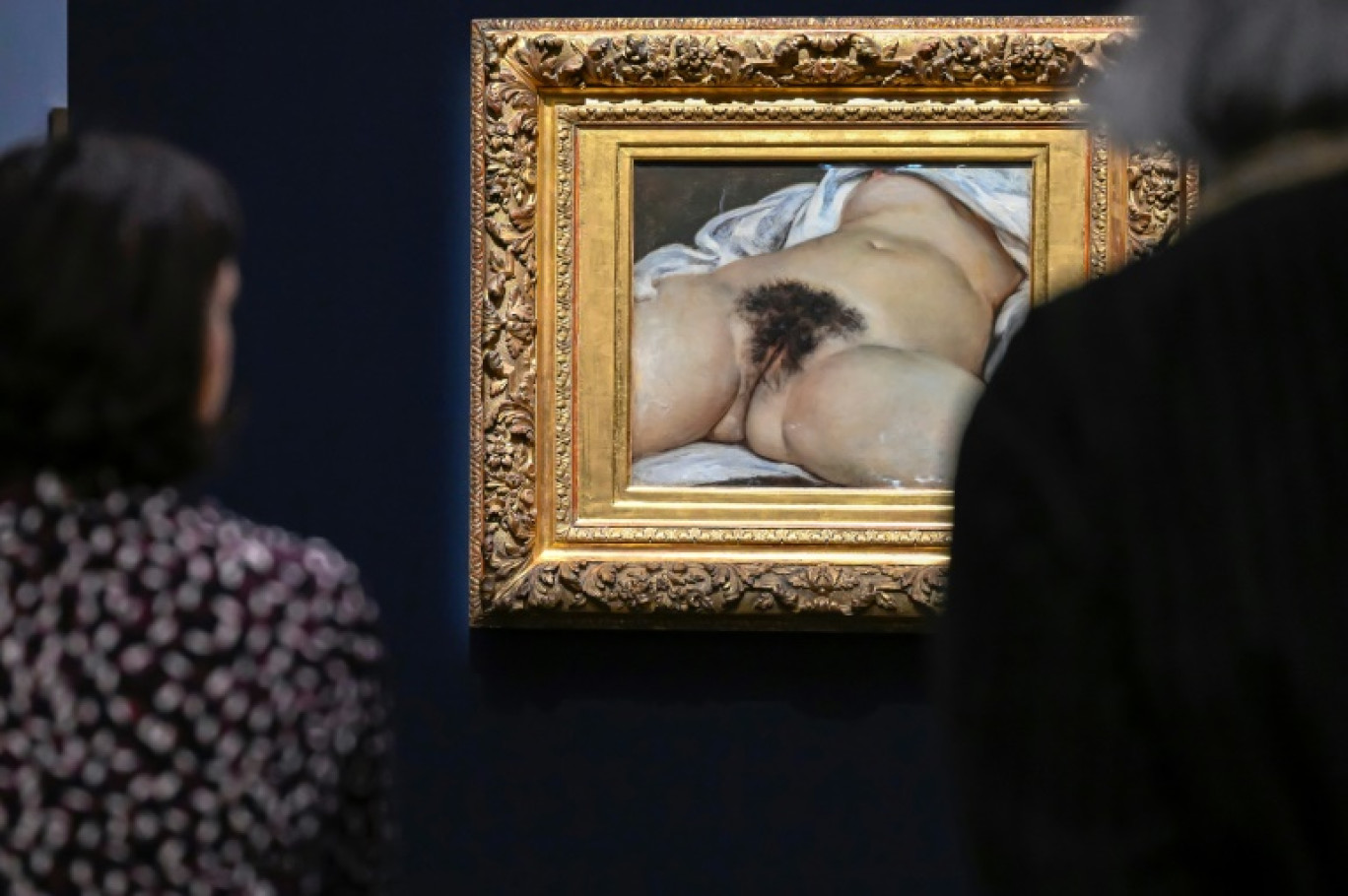 Deux visiteurs observent le tableau "L'origine du monde", de Gustave Courbet, le 22 décembre 2023 au centre Pompidou-Metz © Jean-Christophe Verhaegen