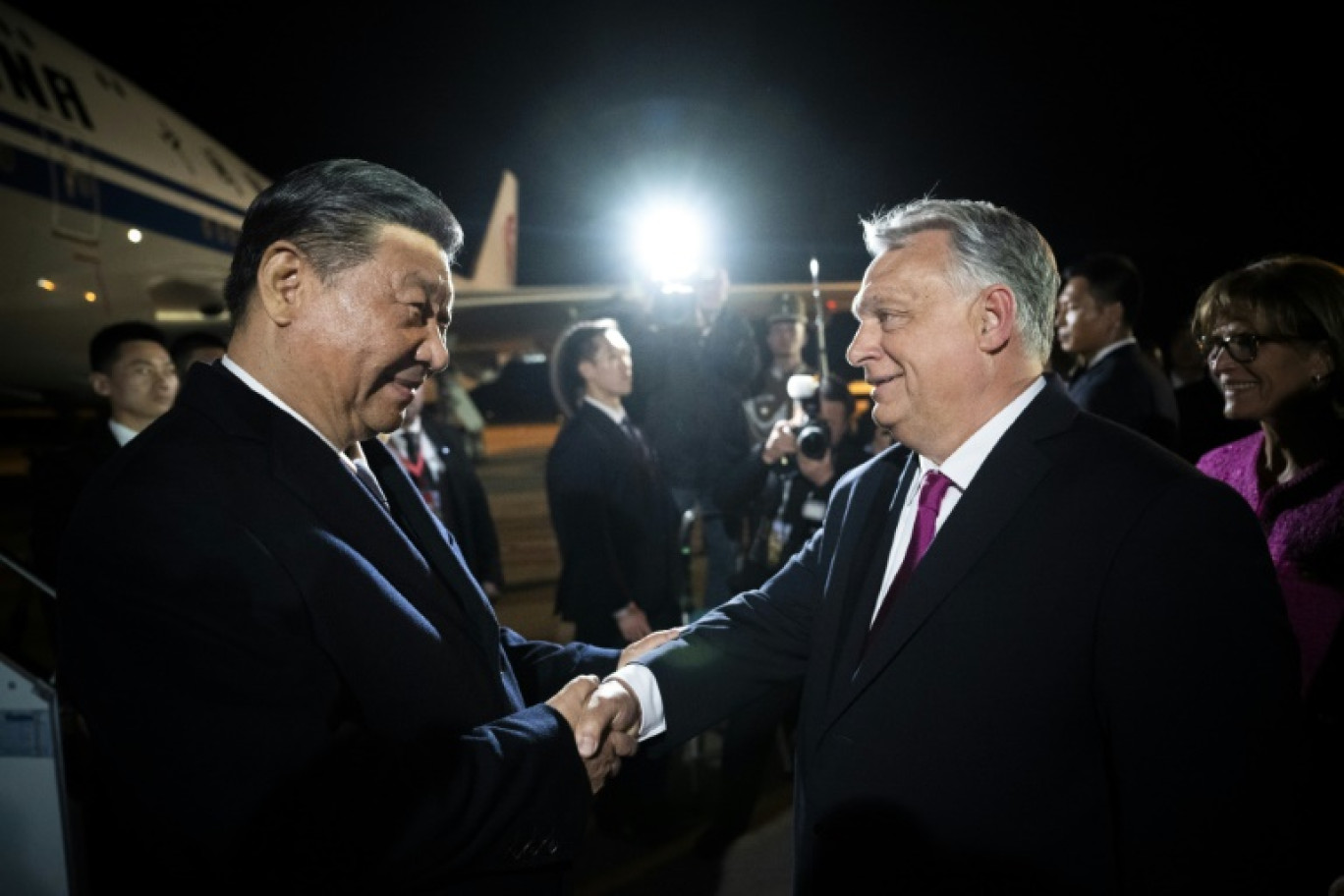 Le président chinois Xi Jinping (g) accueilli par le Premier ministre hongrois Viktor Orban  à l'aéroport de Budapest, le 8 mai 2024 en Hongrie © Vivien Cher Benko