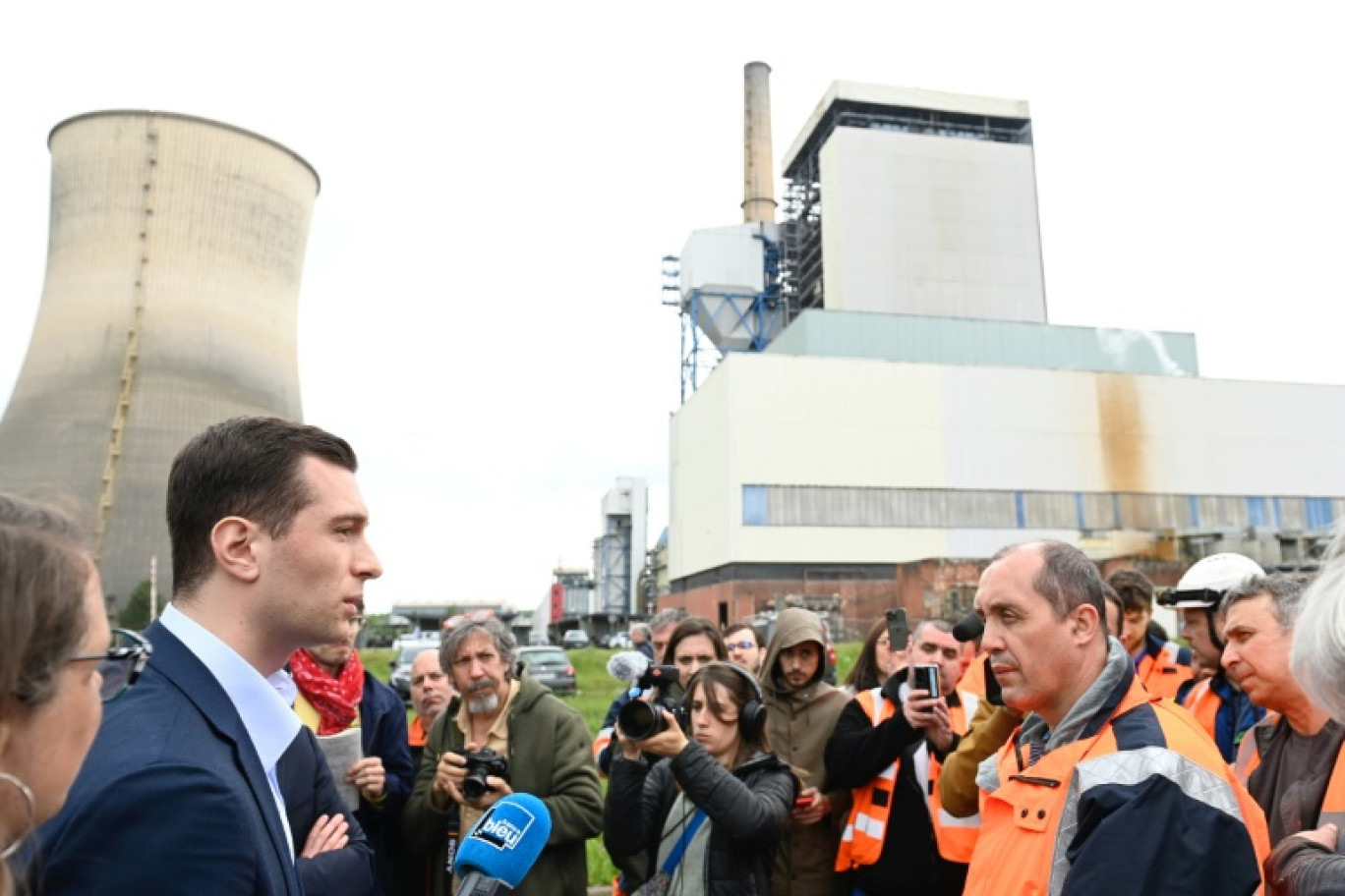 Jordan Bardella (à gauche) est venu écouter les salariés de la centrale à charbon de Saint-Avold, en Moselle, le 7 mai 2024 © Jean-Christophe VERHAEGEN