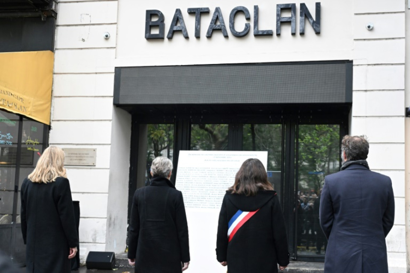 Cérémonie de souvenir, devant l'entrée de la salle de spectacle du Bataclan, le 13 novembre 2023 à Paris © Bertrand GUAY