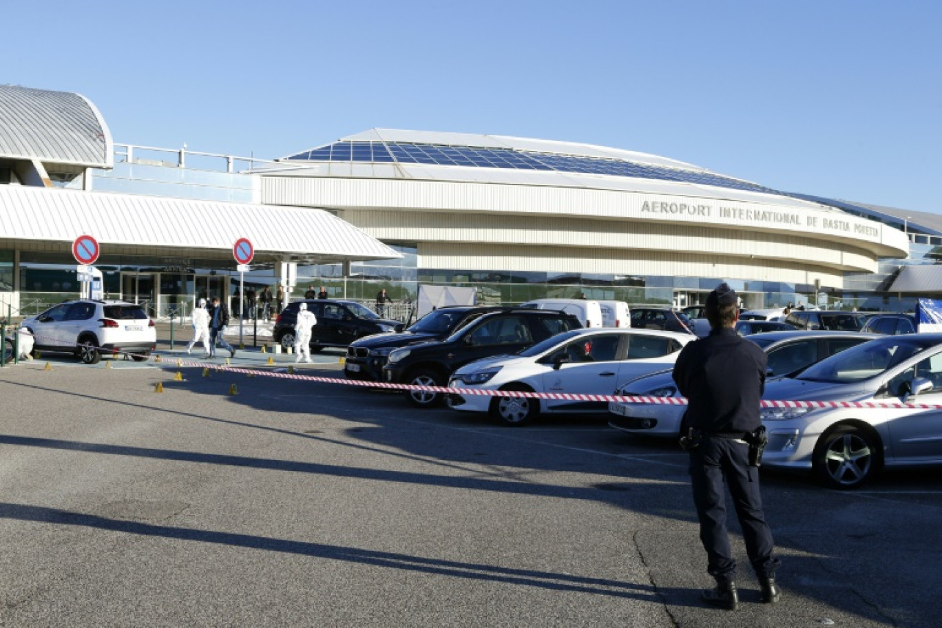 Des membres de la police scientifique sur les lieux d'une fusillade meurtrière à l'aéroport de Bastia, le 5 décembre 2017 en Corse © PASCAL POCHARD-CASABIANCA