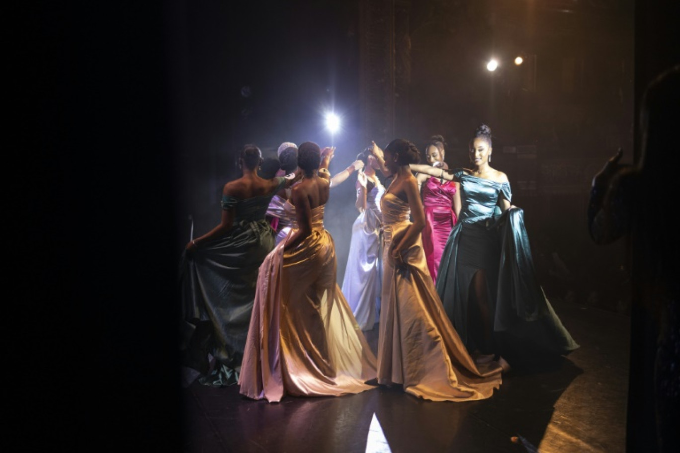 Des candidates dansent sur la scène lors du concours de beauté Miss Côte d'Ivoire France, le 8 mai 2024 à Paris © OLYMPIA DE MAISMONT