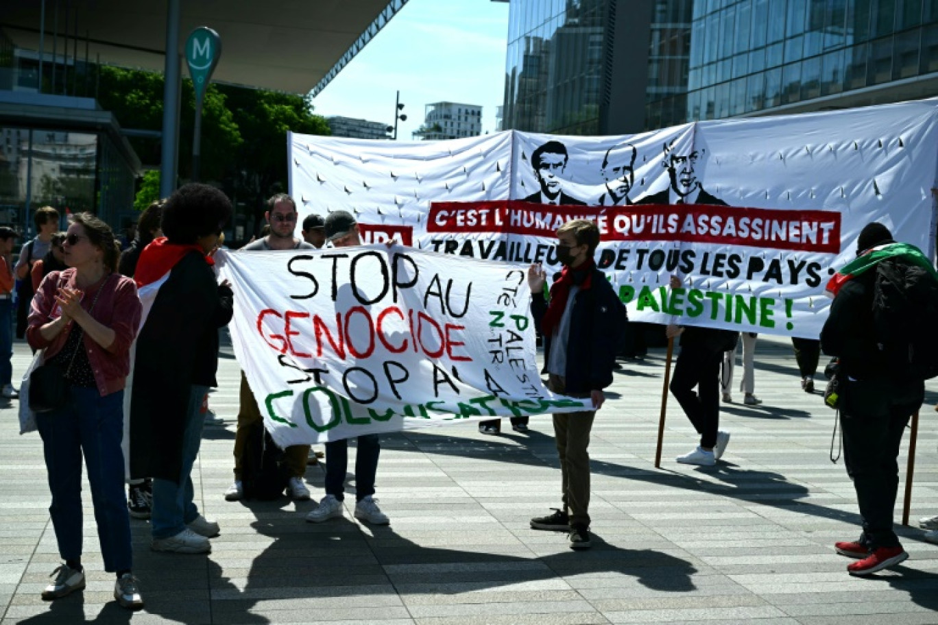 Des manifestants du NPA devant le tribunal judiciaire à Paris le 10 mai 2024 © Miguel MEDINA