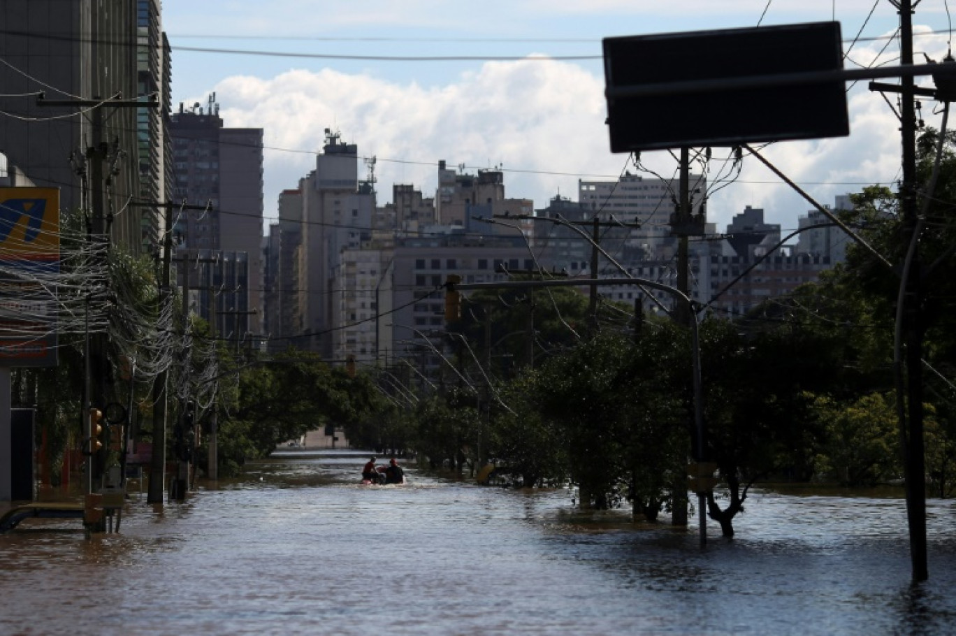 Des pompiers en bateau dans la ville inondée de Porto Alegre, dans l'Etat du Rio Grande do Sul, le 9 mai 2024 au Brésil © Anselmo CUNHA