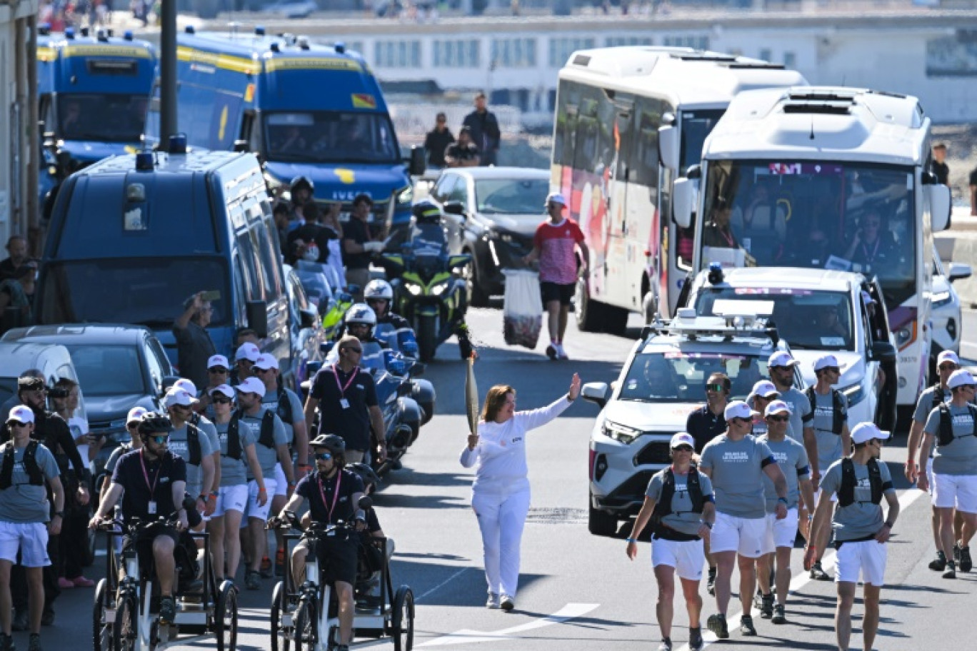 La flamme olympique sur la corniche de Marseille, le 9 mai 2024 © NICOLAS TUCAT