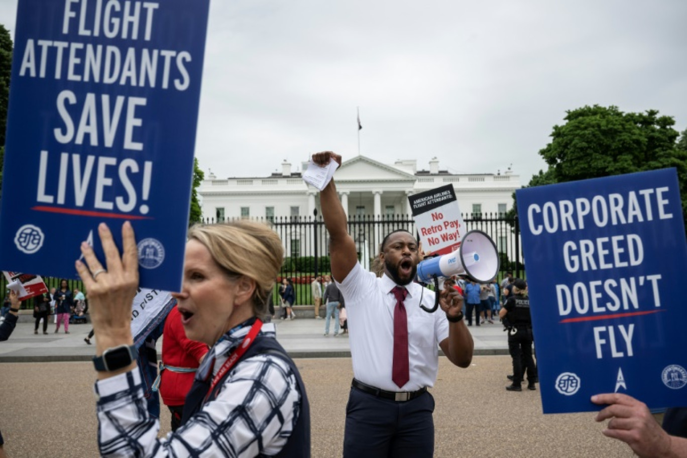 Des hôtesses et stewards d'American Airlines manifestent devant la Maison Blanche, le 9 mai 2024 © Drew ANGERER