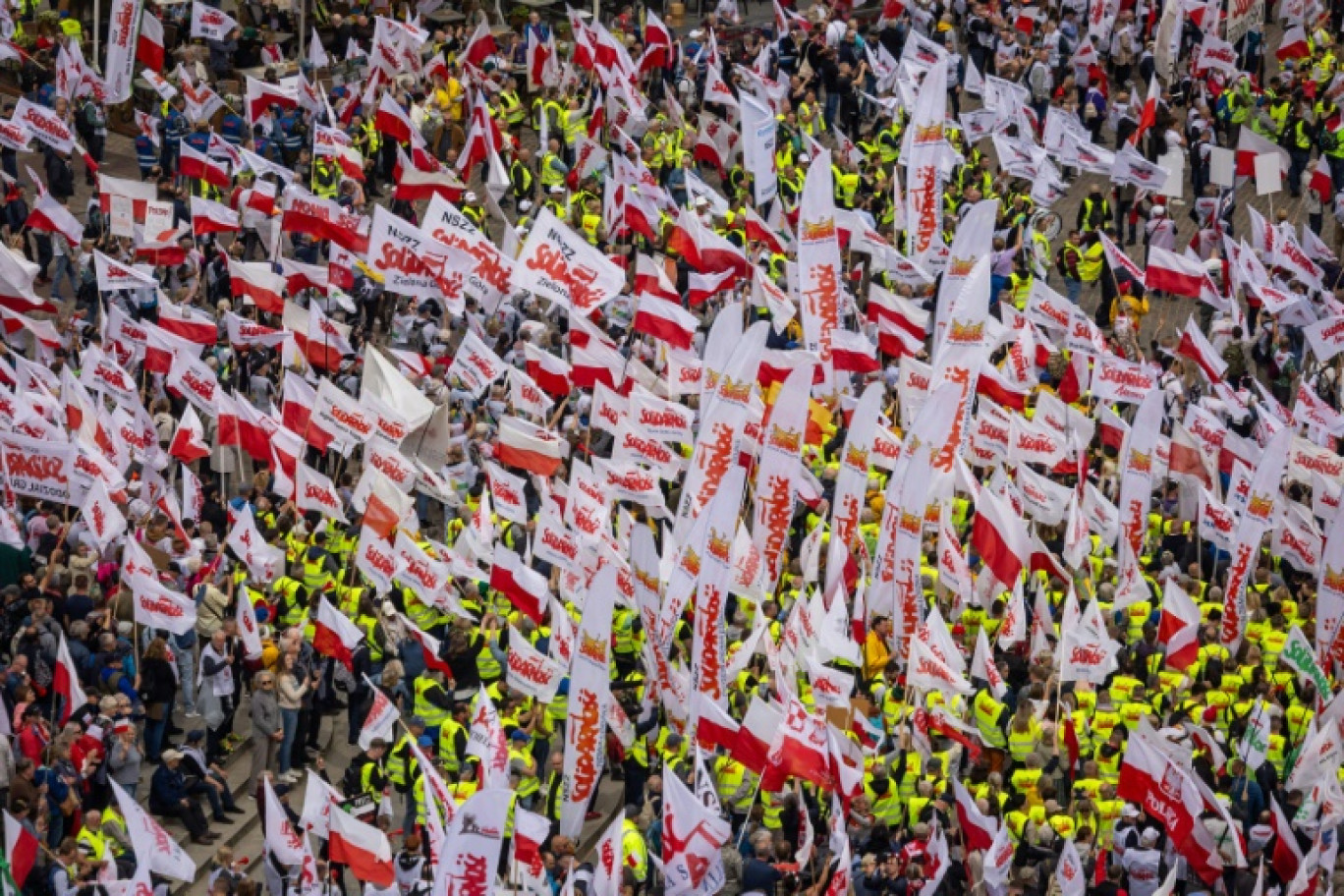 Plusieurs milliers d'agriculteurs polonais manifestent à Varsovie, en Pologne, le 10 mai 2024, contre les réglementations environnementales de l'UE © Wojtek Radwanski