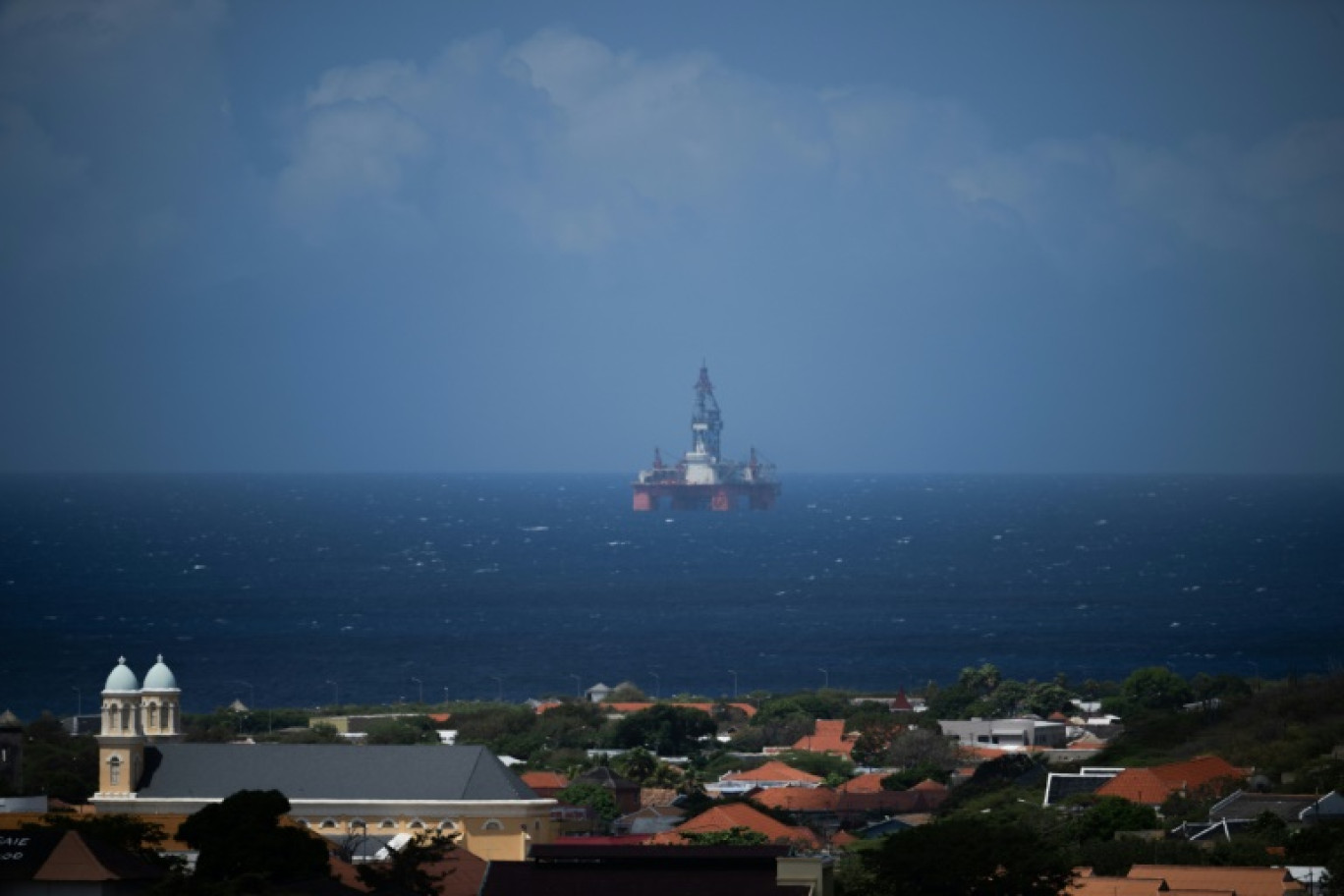 Une plateforme pétrolière au large de Willemstad, à Curaçao, dans les Caraïbes néerlandaises, le 13 mars 2024 © Federico PARRA